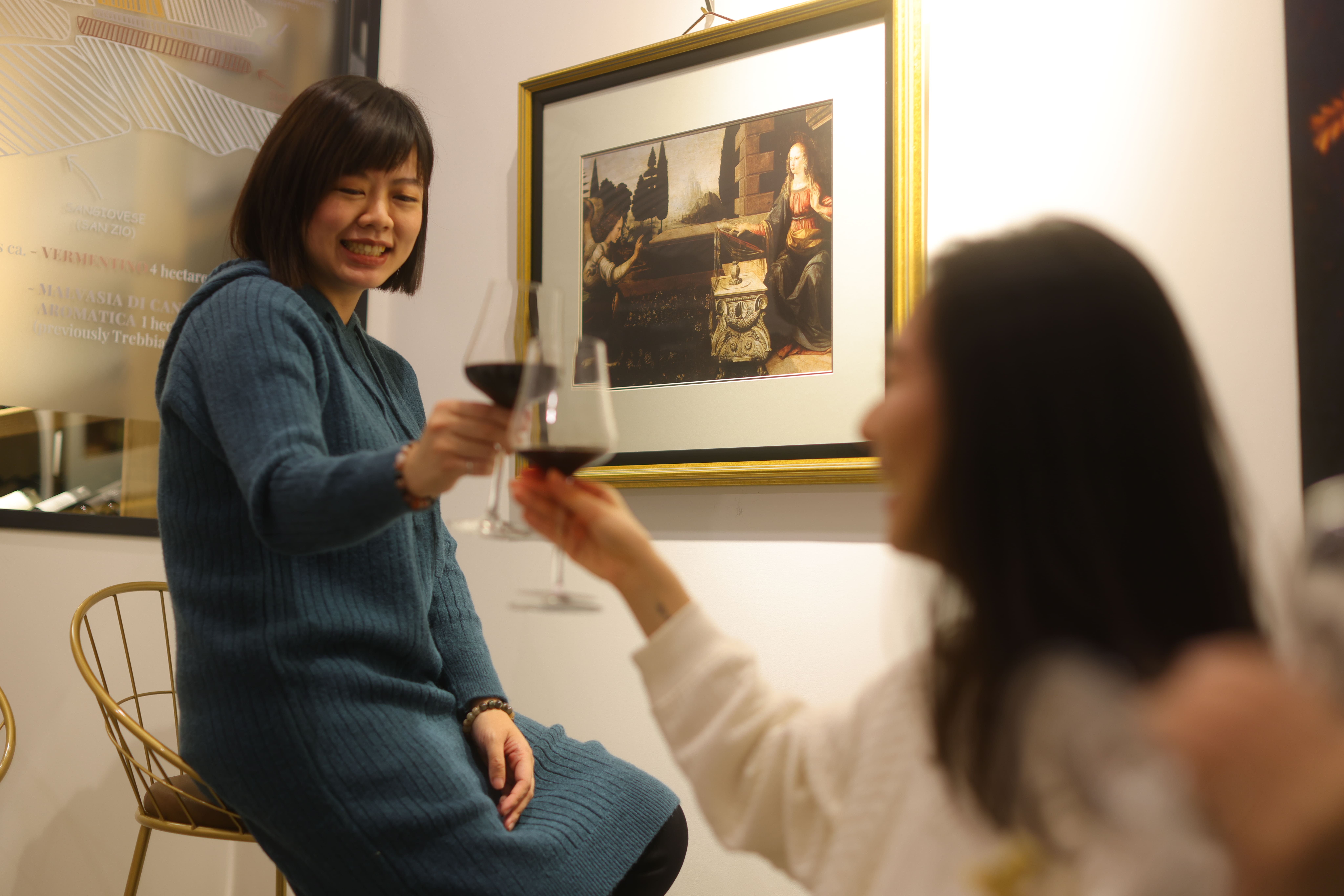 代理商泰德利為讓品酒者能更深切投入,品飲會期間掛上復刻畫作,讓酒與畫的連結更加鮮明。