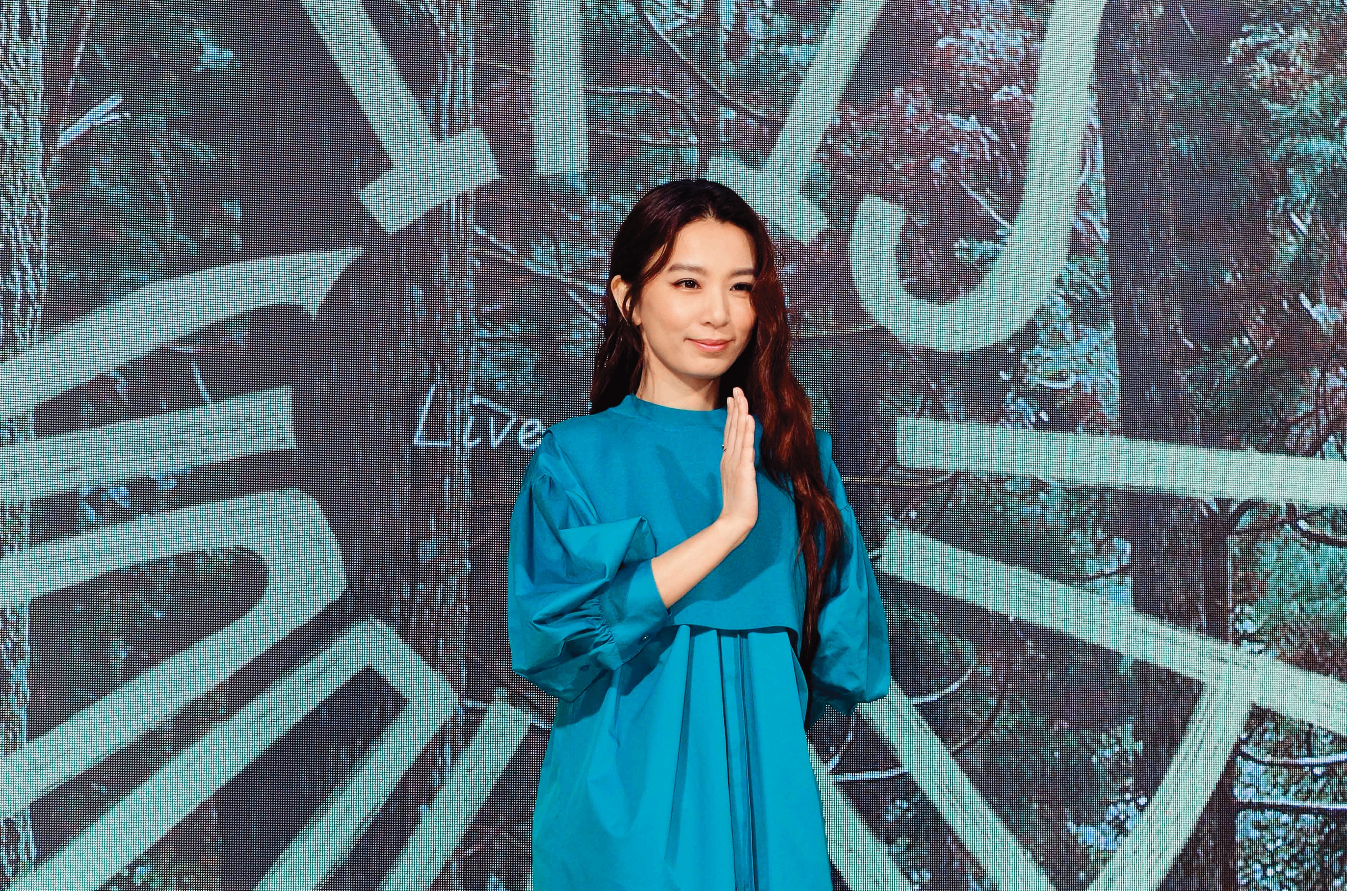 Hebe單掌施禮祈福，有拜有保庇。