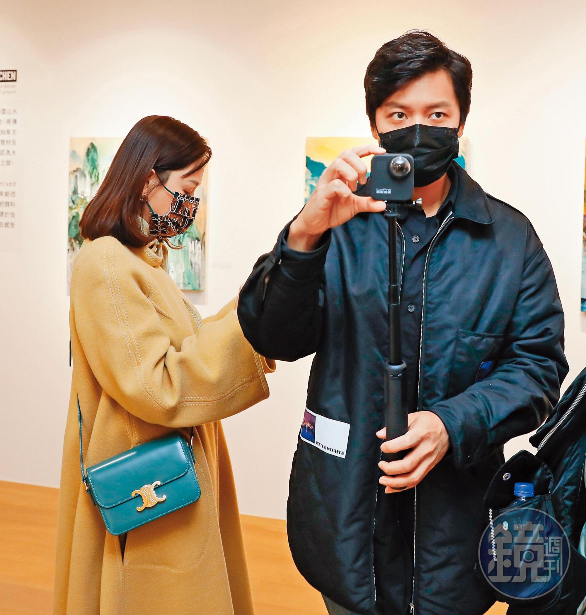 陳喬恩（左）的大馬男友曾偉昌（右）開畫展，她低調快閃。