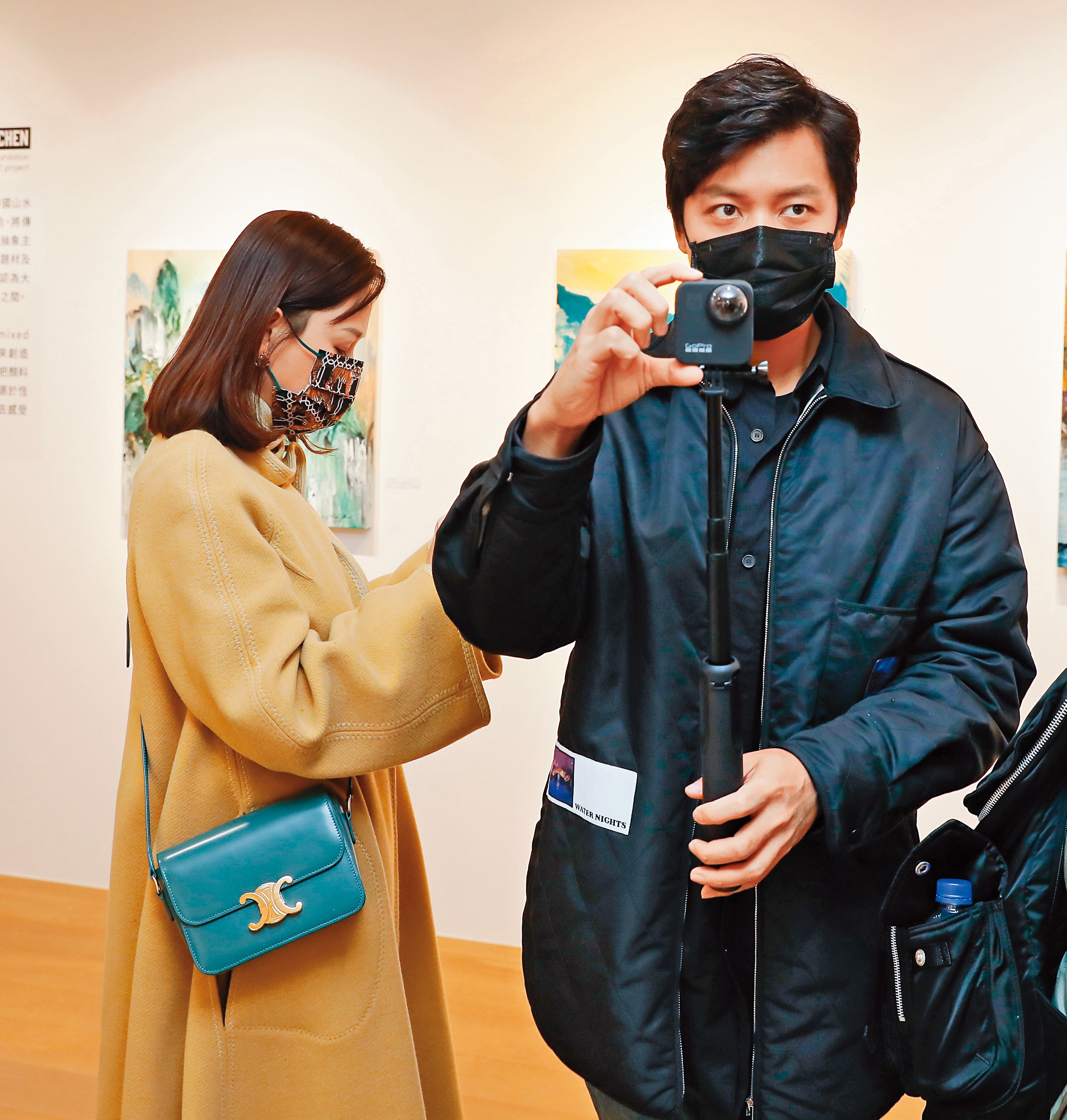 陳喬恩（左）的大馬男友曾偉昌（右）開畫展，她低調快閃。