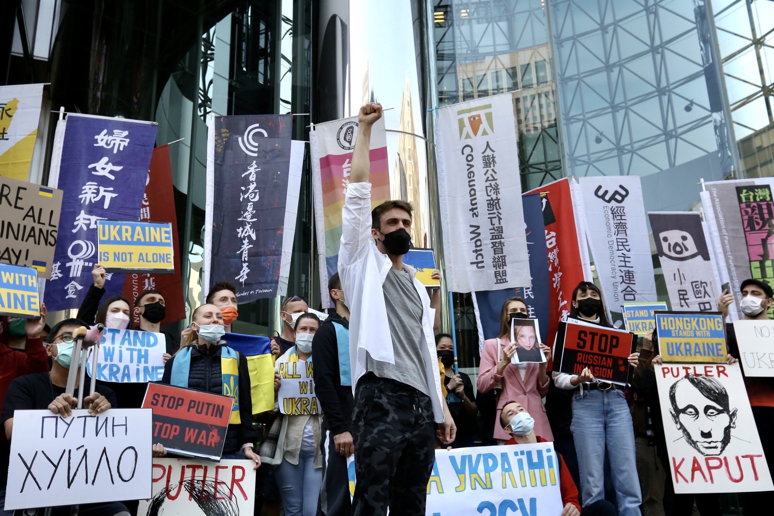 在台烏克蘭人Vadym（圖中）致詞時激動表示，希望世界能以各種形式對烏克蘭伸出援手。