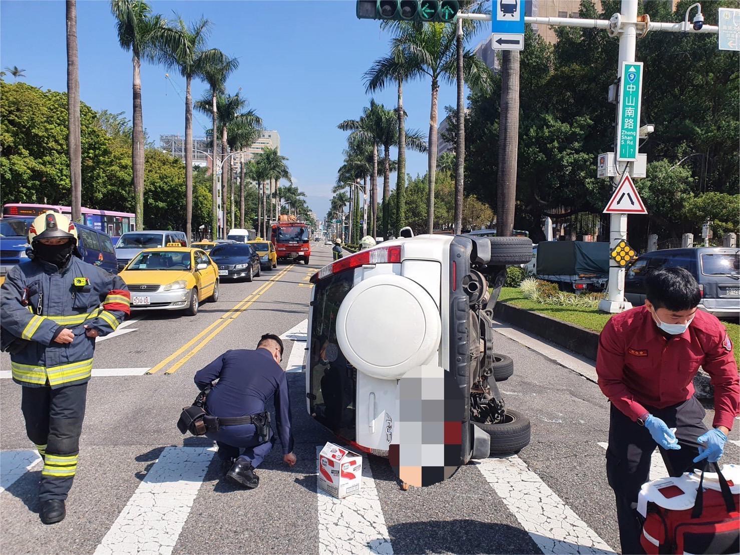 劉男駕駛的休旅車自撞分隔島翻覆。（翻攝畫面）