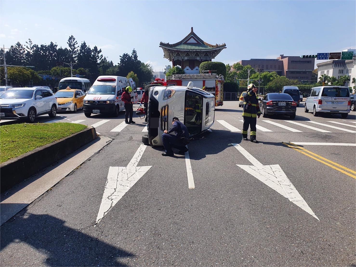 休旅車側翻一度造成後方交通回堵。（翻攝畫面）
