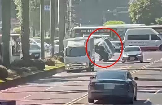 劉男坦承因邊看手機邊開車導致自撞。（翻攝畫面）