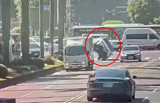 劉男坦承因邊看手機邊開車導致自撞。（翻攝畫面）