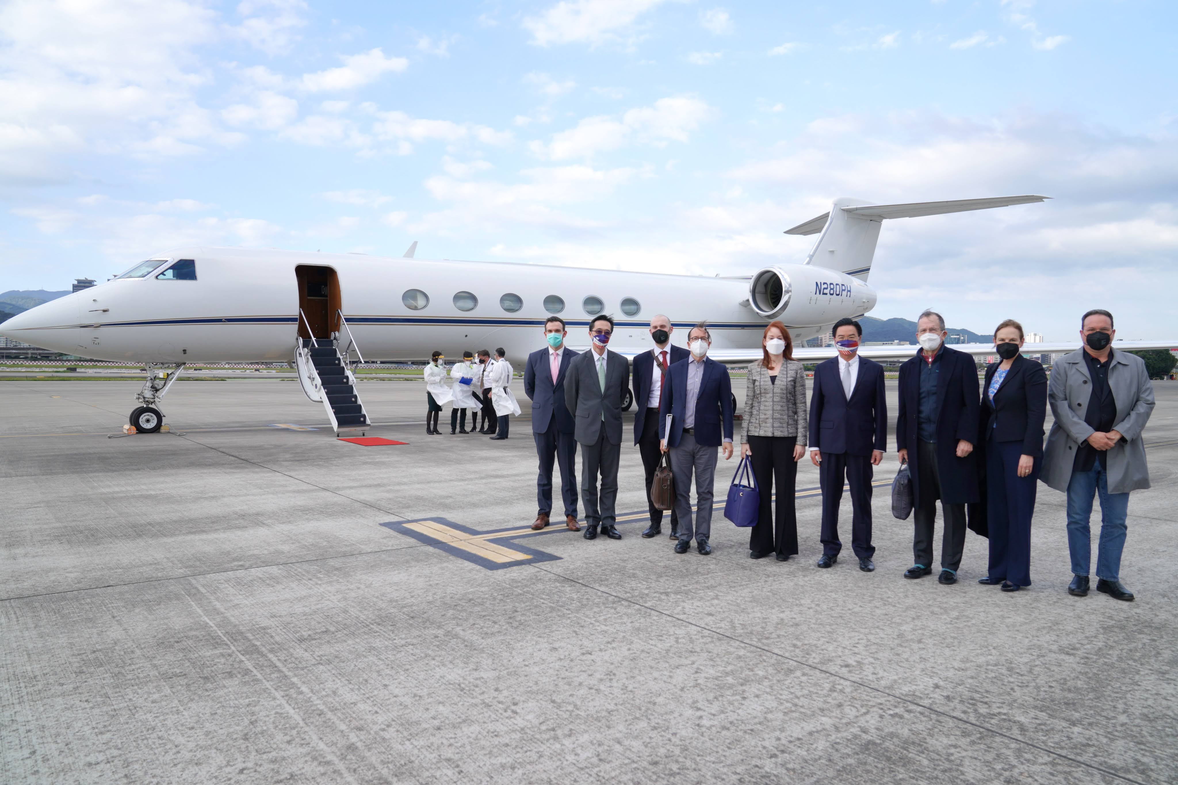 美國總統拜登指派的跨黨派資深代表團已抵台。（外交部提供）