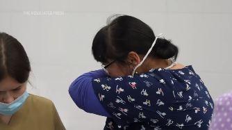 醫護人員情緒崩潰,掩面痛哭。(翻攝影片)