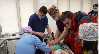 一名6歲女童遭俄軍的砲火擊中受傷，送醫急救仍宣告不治，讓醫護人員崩潰痛哭。（翻攝影片）