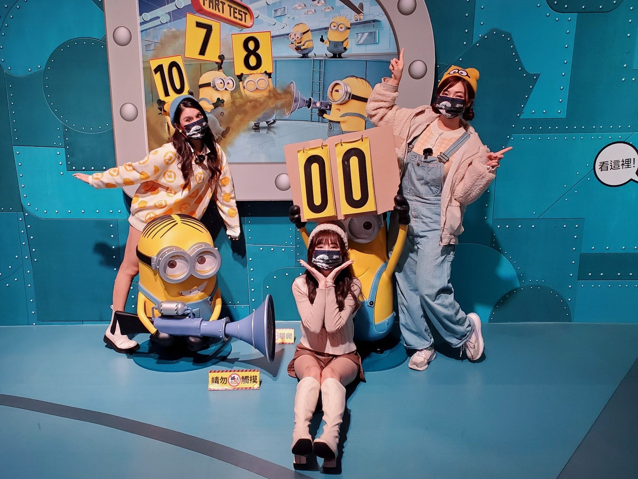 樂天女孩琳妲‧曲羿‧倪暄 浪LIVE直播逛小小兵展 狂粉琳妲毛帽耳環都是小小兵 