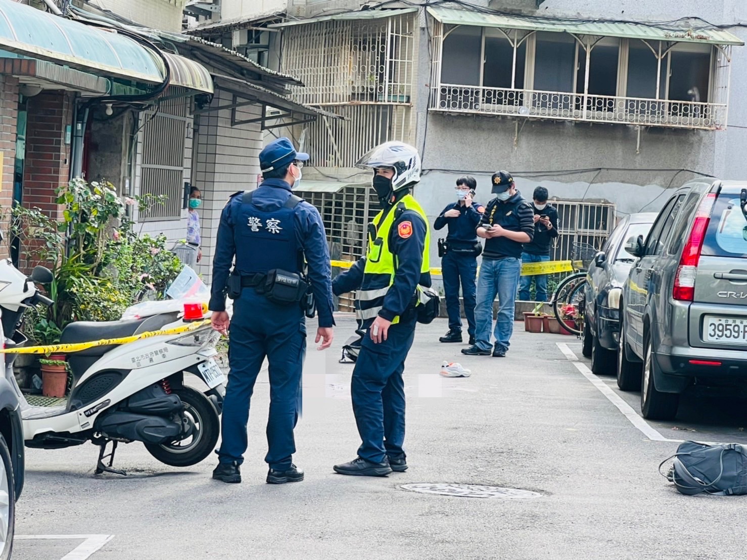 鑑識人員到凶案現場採證。（警方提供）