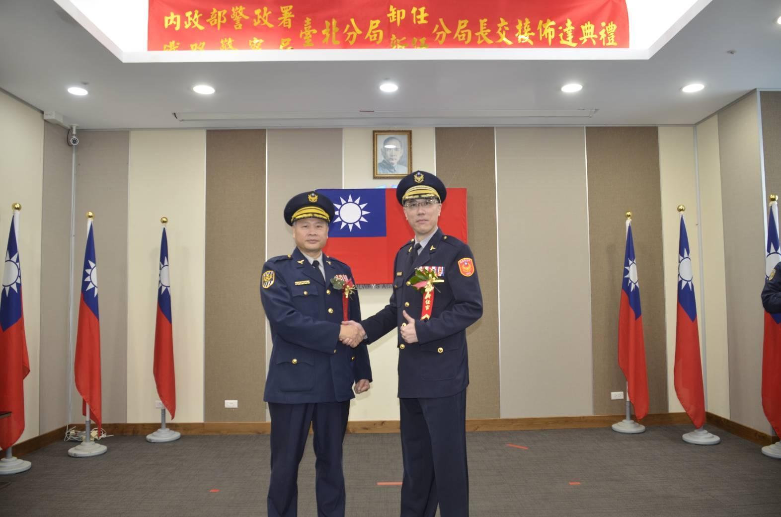 卸任分局長古榮增(左)新任分局長陳健豪(右)(翻攝畫面)