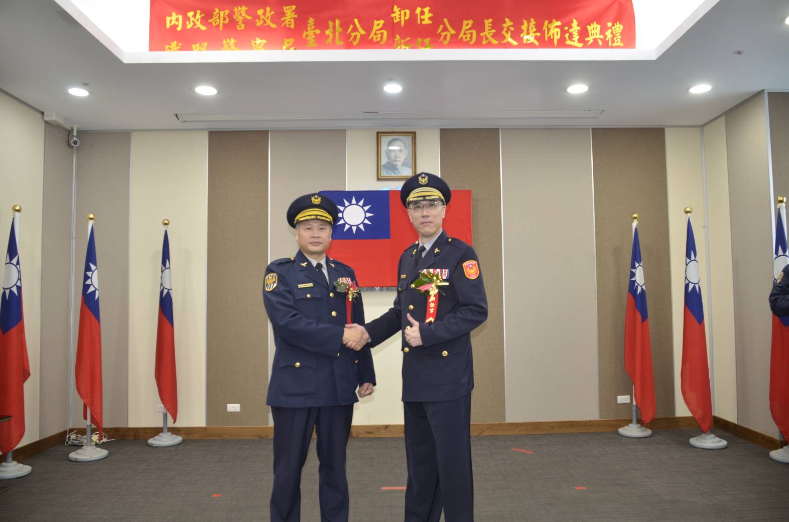 卸任分局長古榮增（左）新任分局長陳健豪（右）（翻攝畫面）
