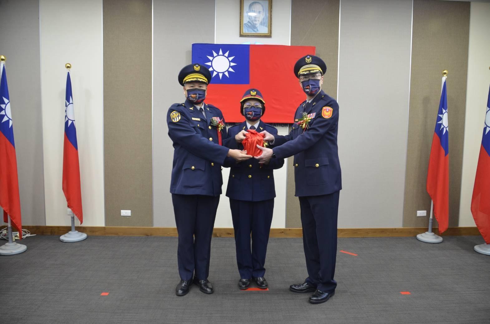 鐵警局長廖美鈴(中)監交新卸任台北分局長(翻攝畫面)