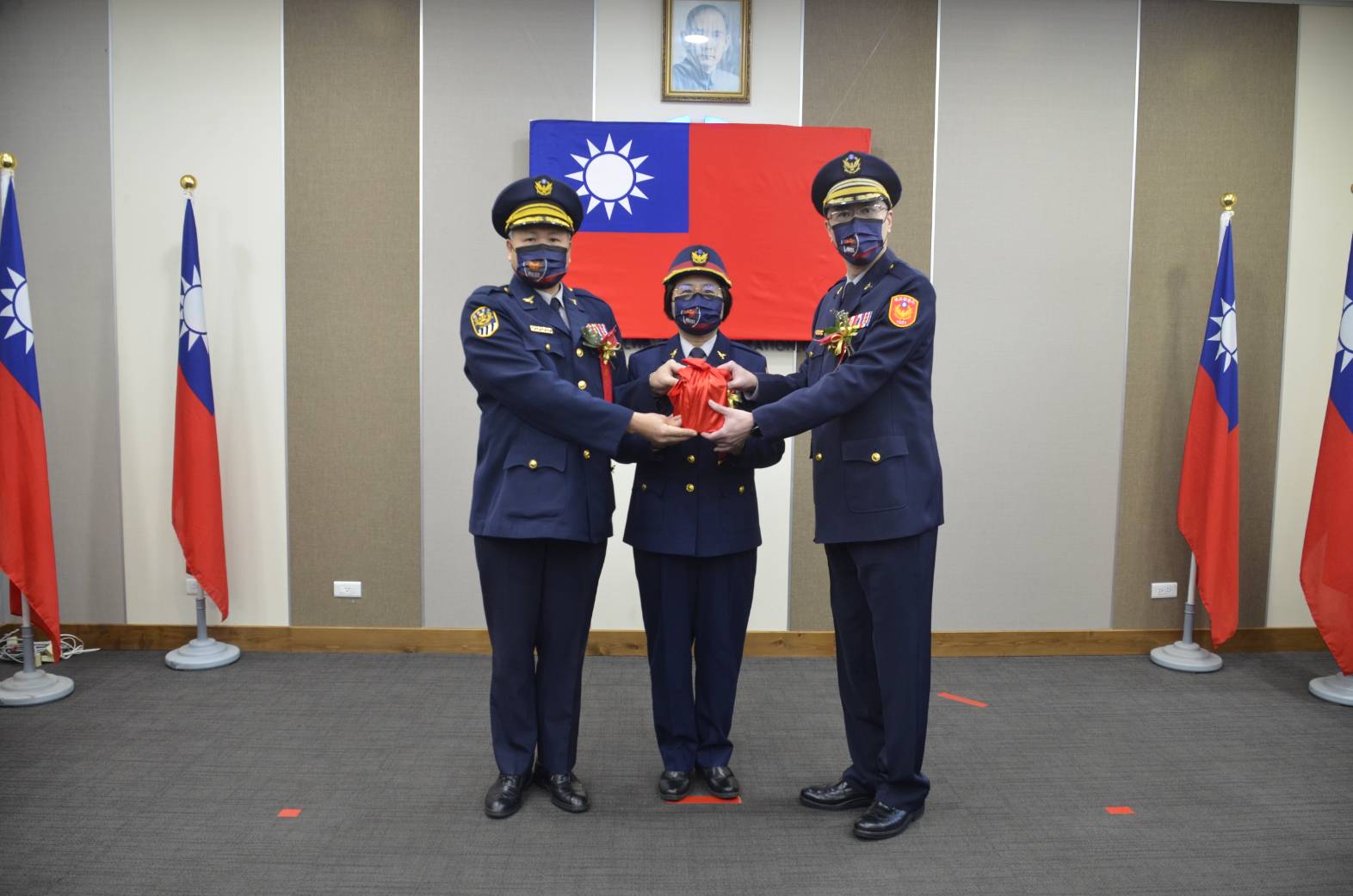 鐵警局長廖美鈴（中）監交新卸任台北分局長（翻攝畫面）