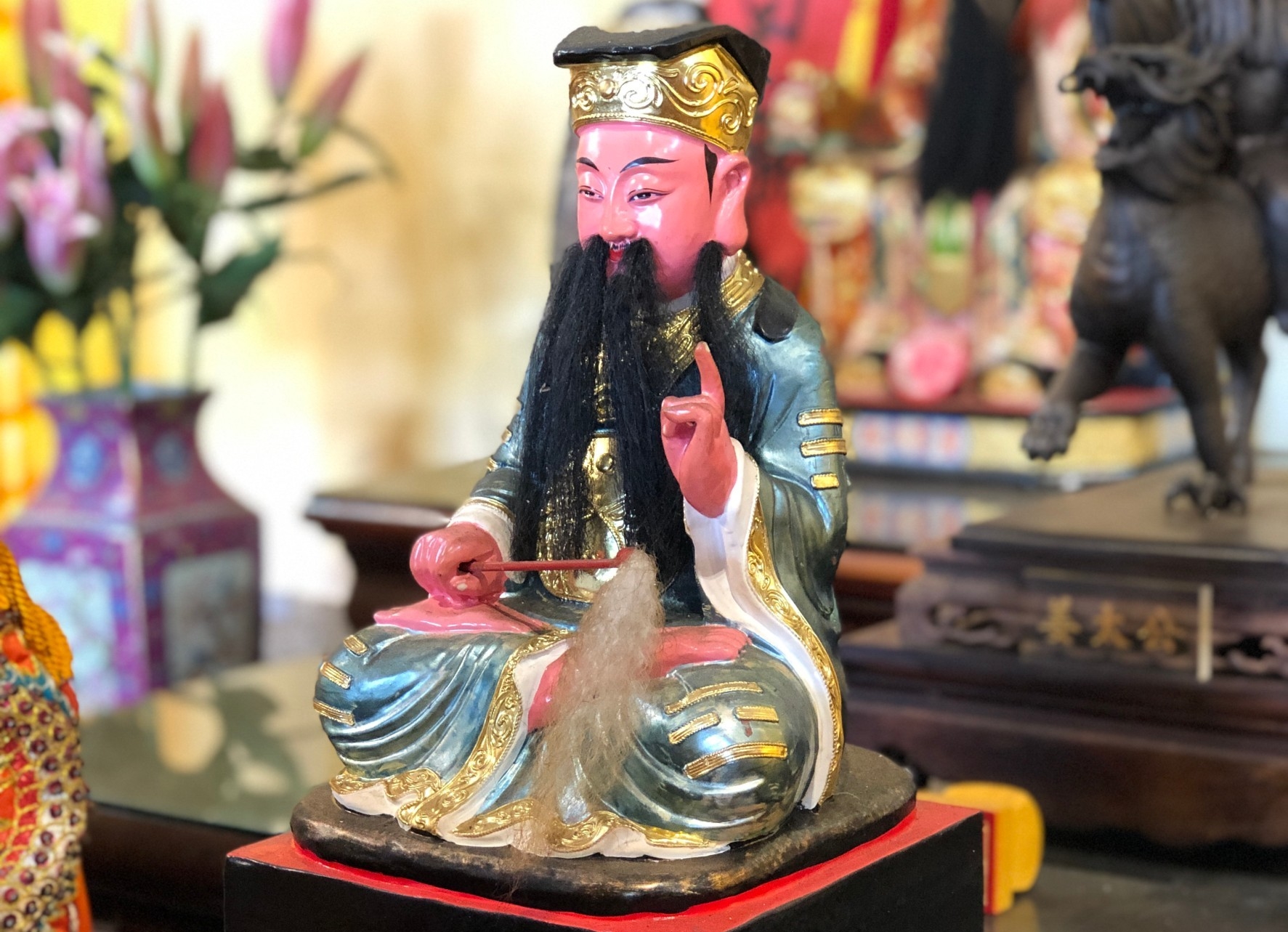 姜太公中部道場客家大院供奉黃大仙，吸引不少旅台港人前來參拜祈福。（姜太公道場提供）