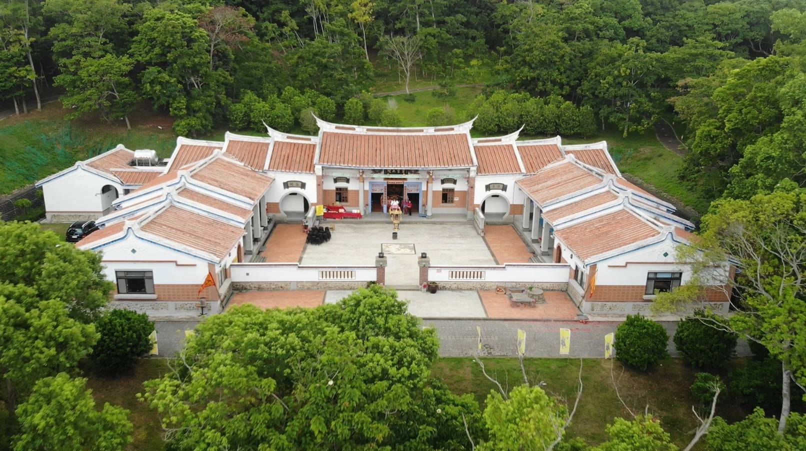 姜太公中部道場客家大院位於苗栗銅鑼，園區山明水秀，鳥語花香。（姜太公道場提供）