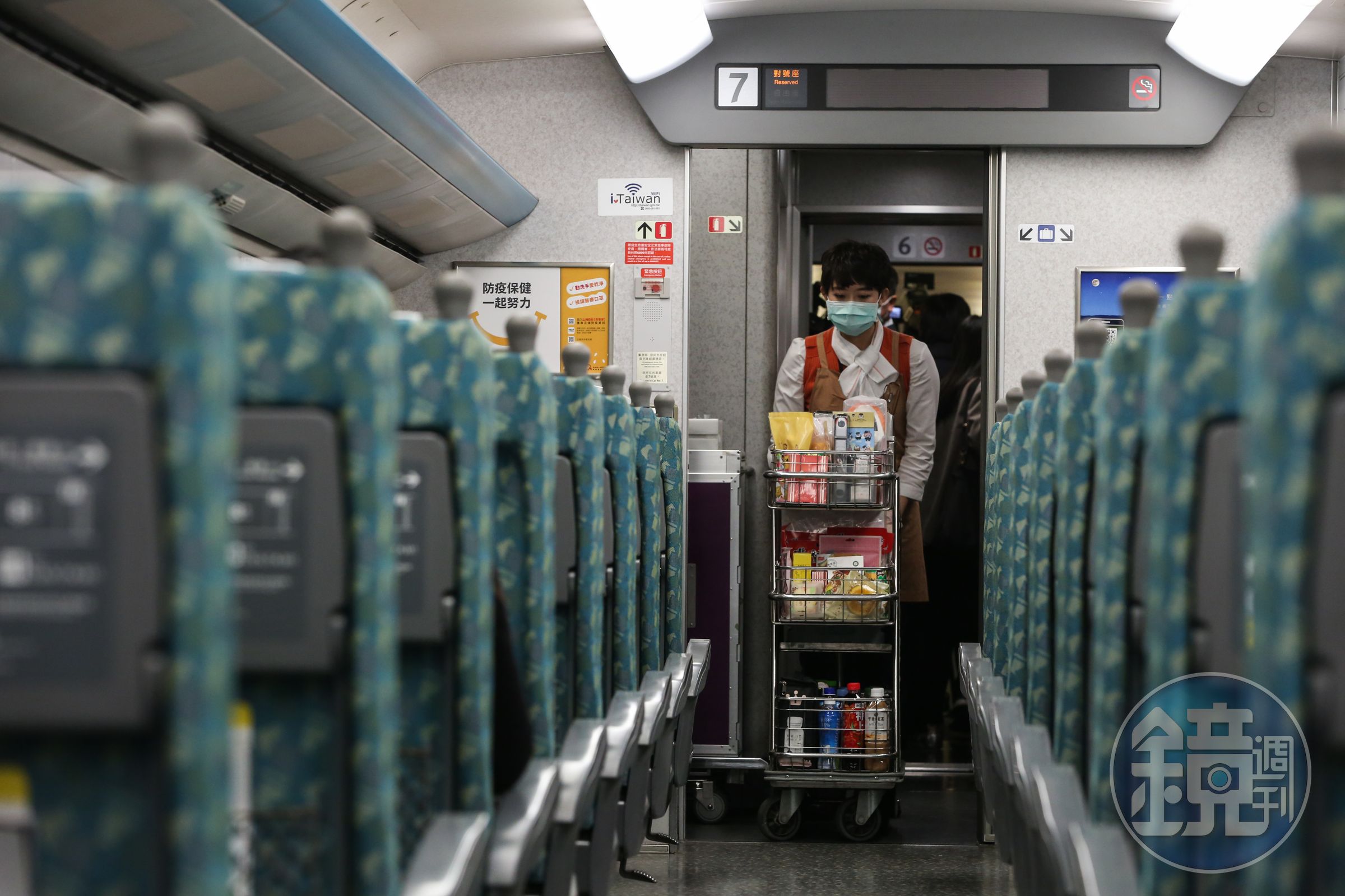 高鐵依照政府最新防疫規定恢復列車上的推車販售。
