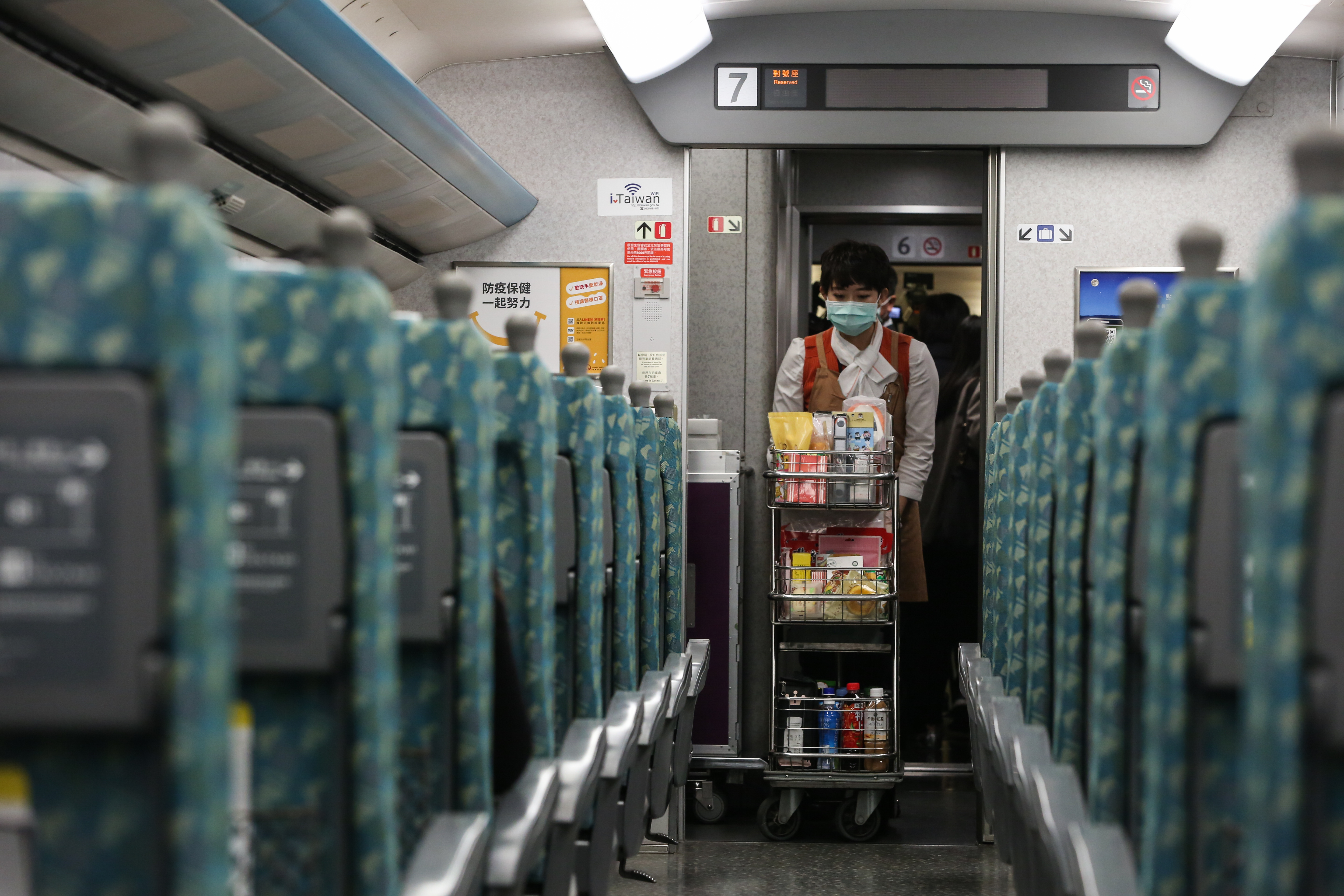 高鐵依照政府最新防疫規定恢復列車上的推車販售。