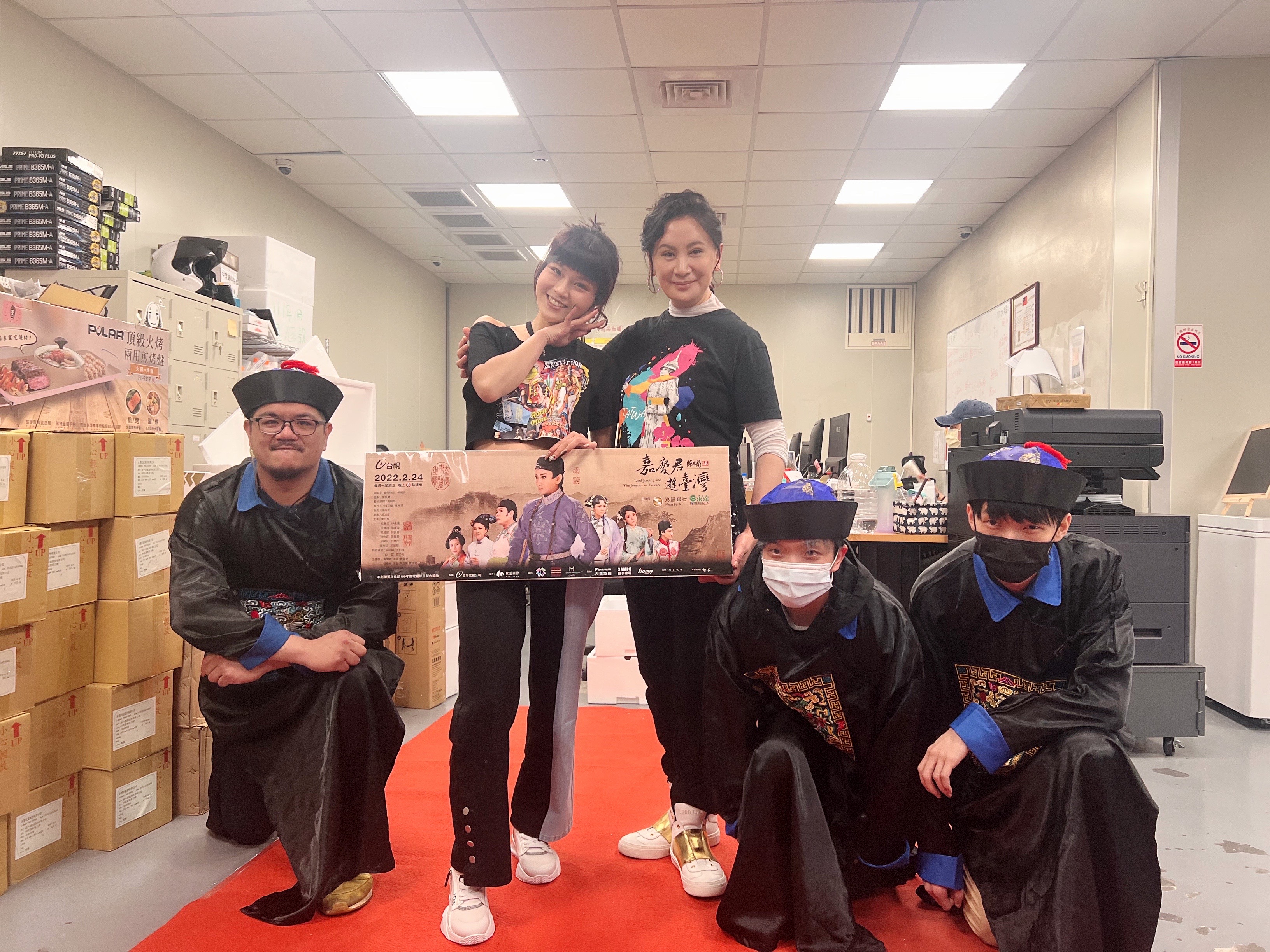 丟丟妹和團隊扮成太監迎接陳亞蘭。（欣湉國際提供）