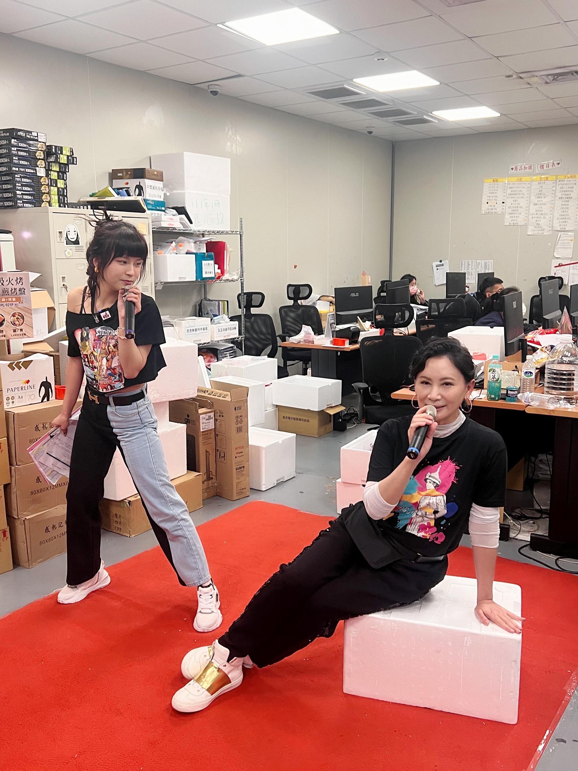 陳亞蘭上丟丟妹直播上演野台搞笑場面。（欣湉國際提供）