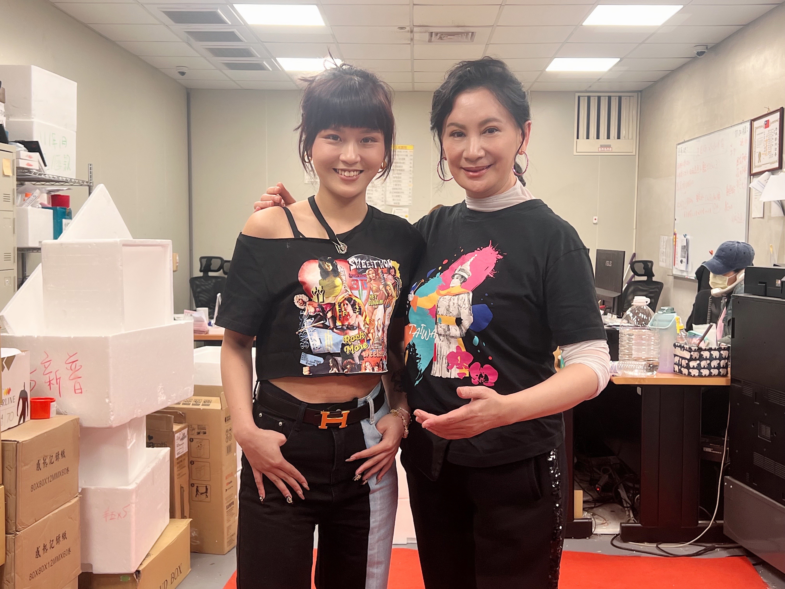 陳亞蘭邊聽丟丟妹幹譙邊插播自己製作歌仔戲的理念，場面好笑。（欣湉國際提供）