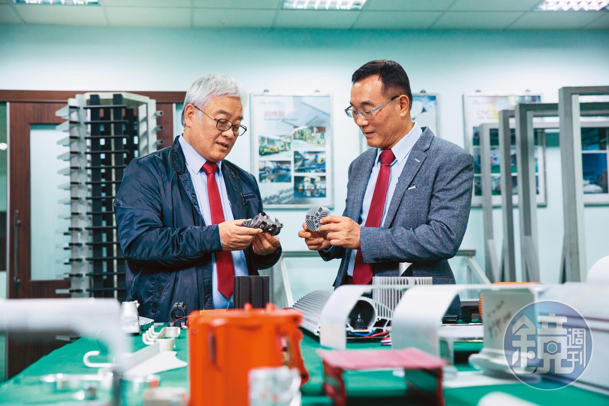 詹勲霖(右)在寶緯負責管理工作,弟弟詹勲國(左)負責研發生產、銷售,兄弟2人合作無間。