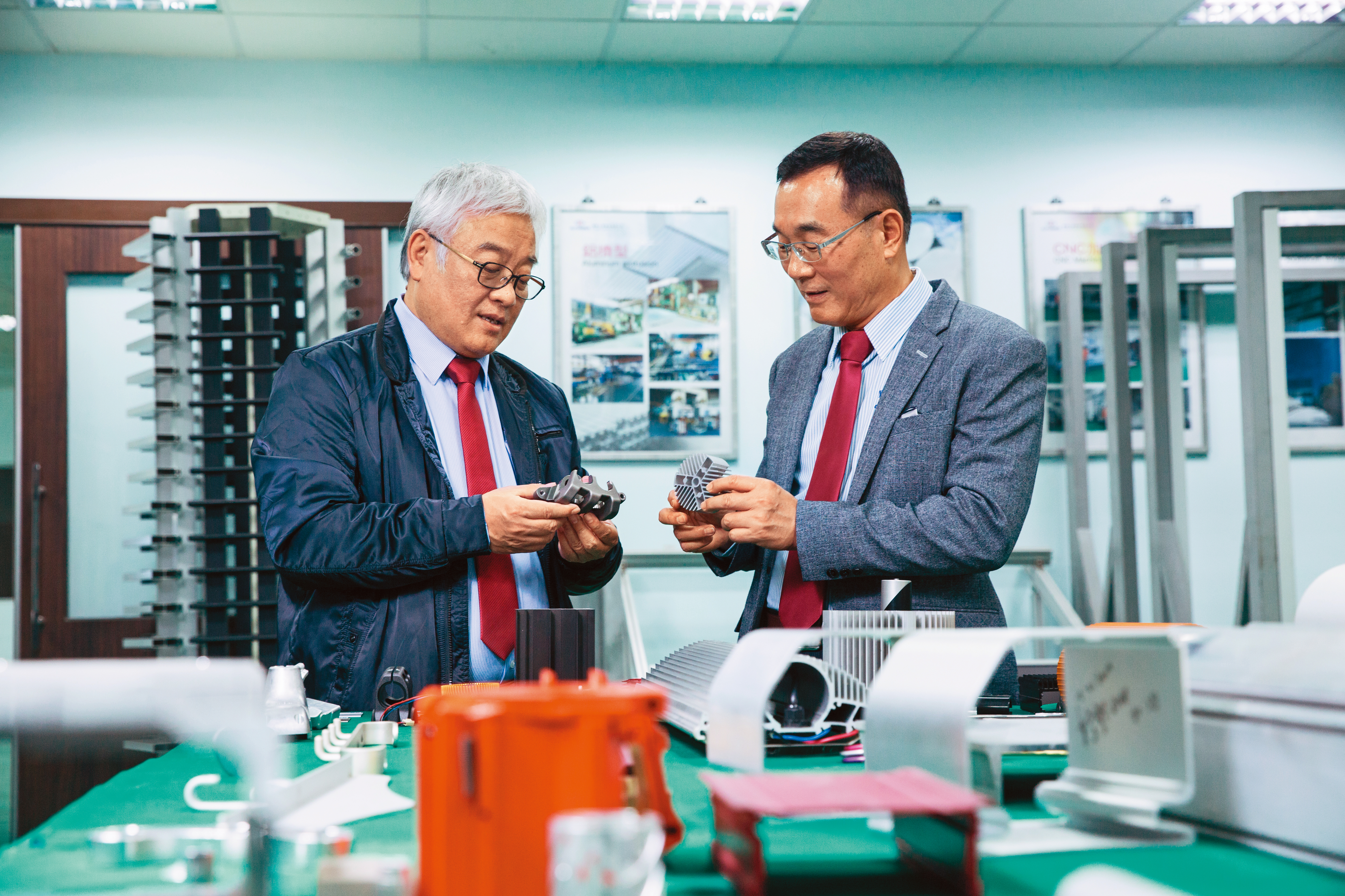 詹勲霖（右）在寶緯負責管理工作，弟弟詹勲國（左）負責研發生產、銷售，兄弟2人合作無間。