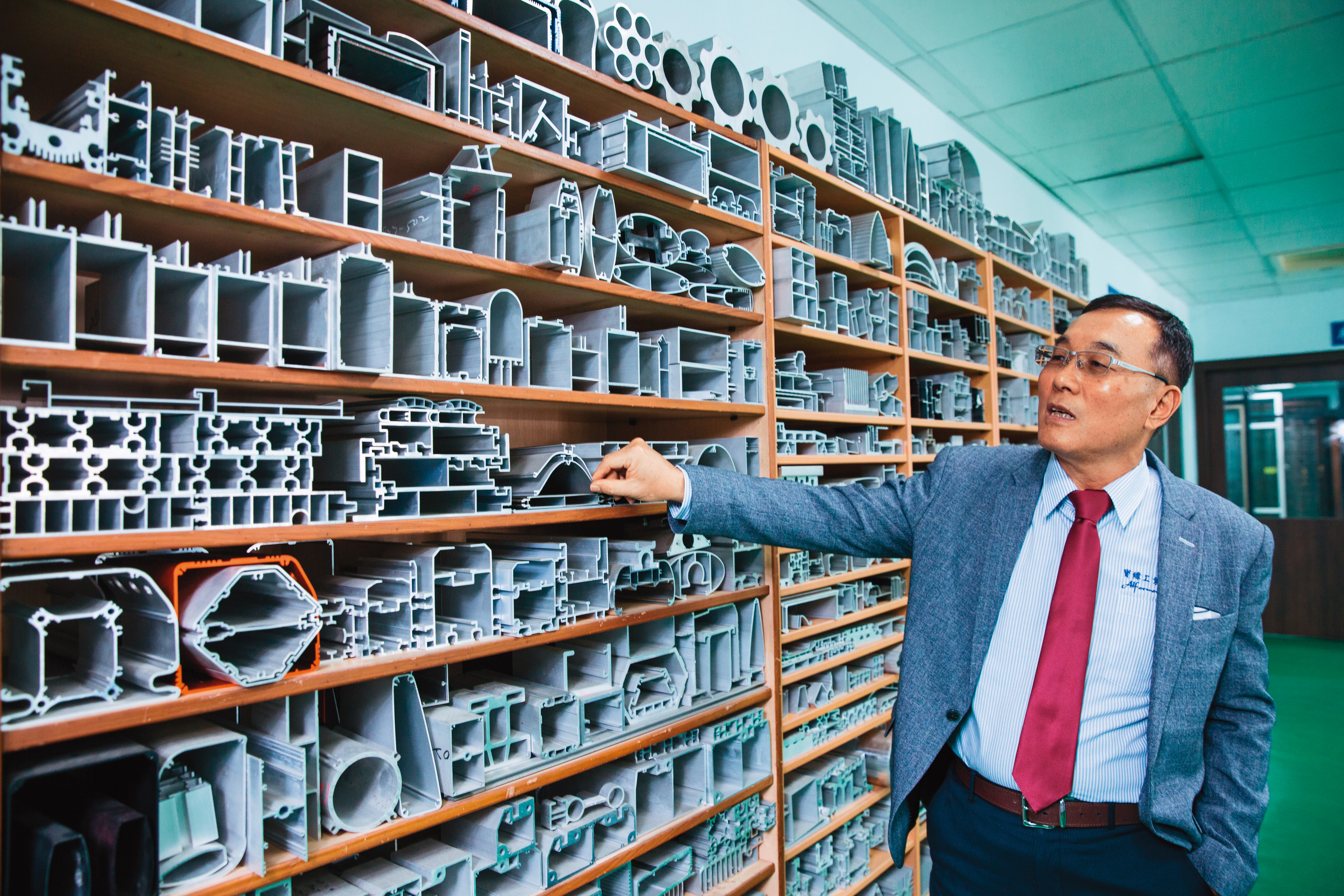 詹勲霖曾在家族投資的東光工業歷練十多年，父親生病後返台接下寶緯工業董事長，成功帶領公司轉型。