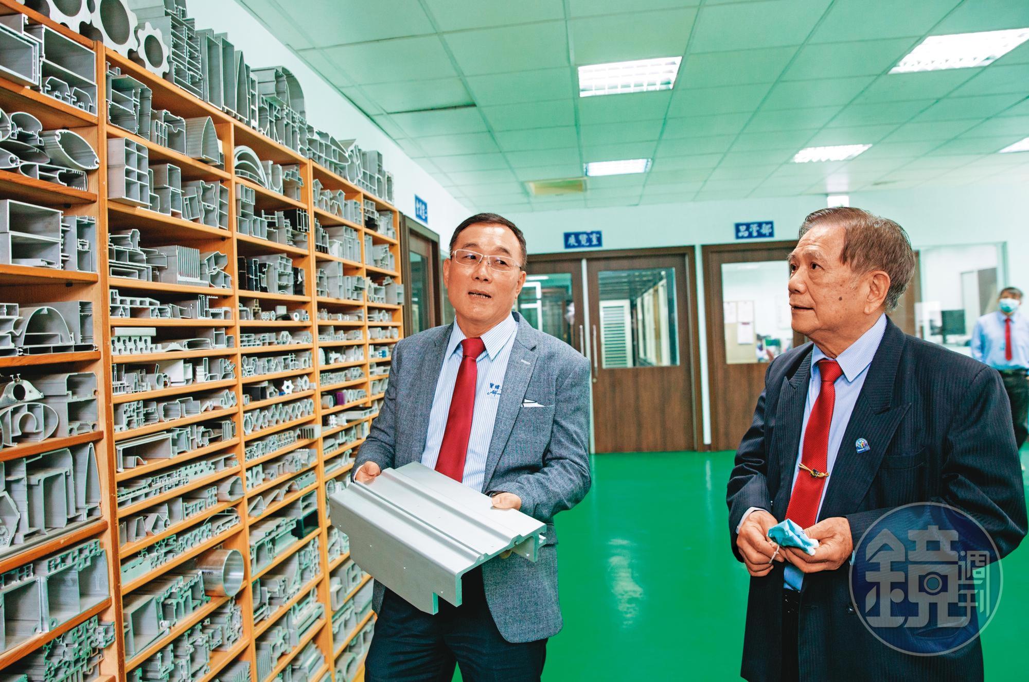 副董劉振銘(右)30多年前在詹春松邀請下入股寶緯工業,詹勳霖(左)與詹勳國都很敬重他。