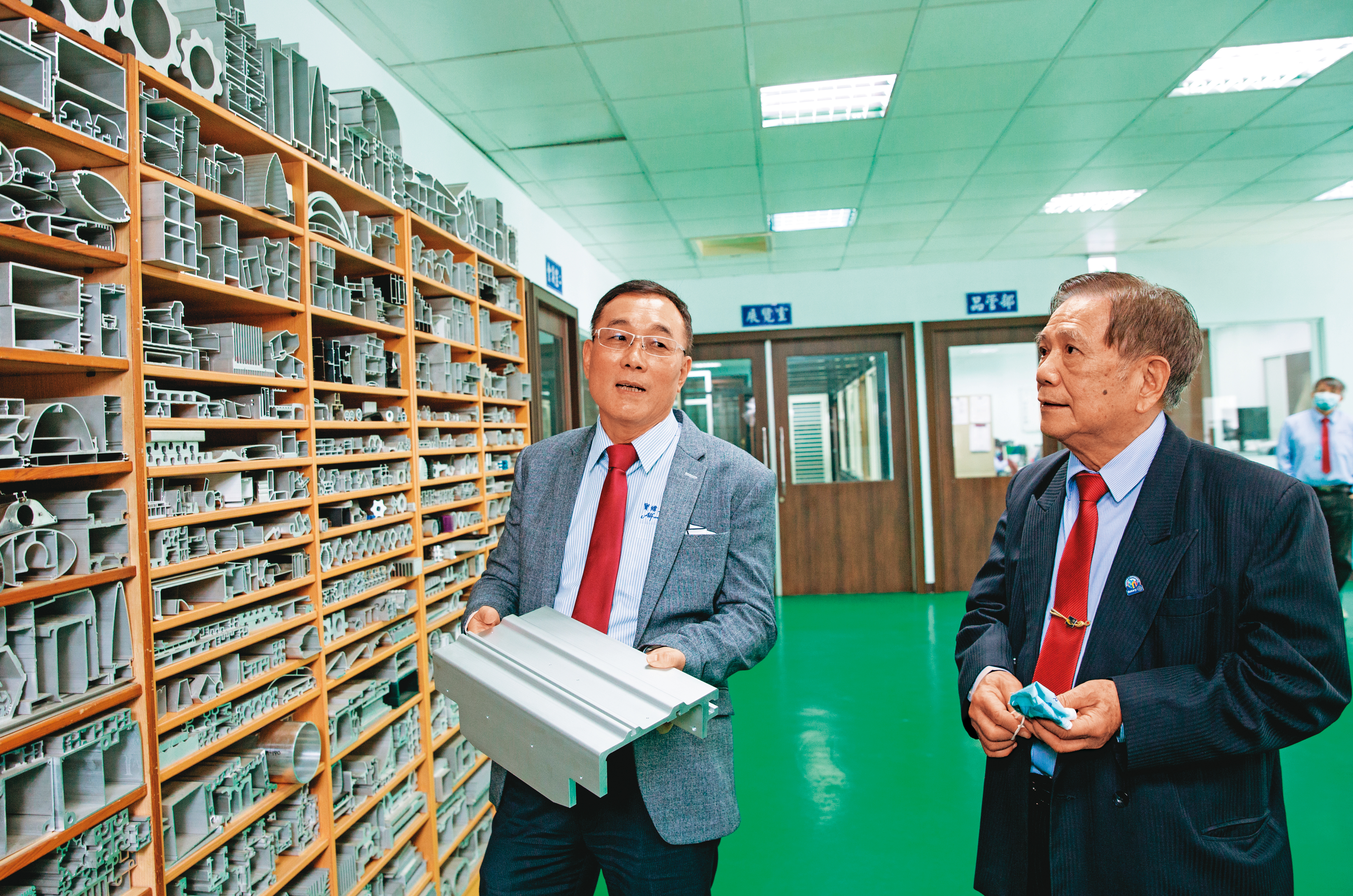 副董劉振銘（右）30多年前在詹春松邀請下入股寶緯工業，詹勳霖（左）與詹勳國都很敬重他。