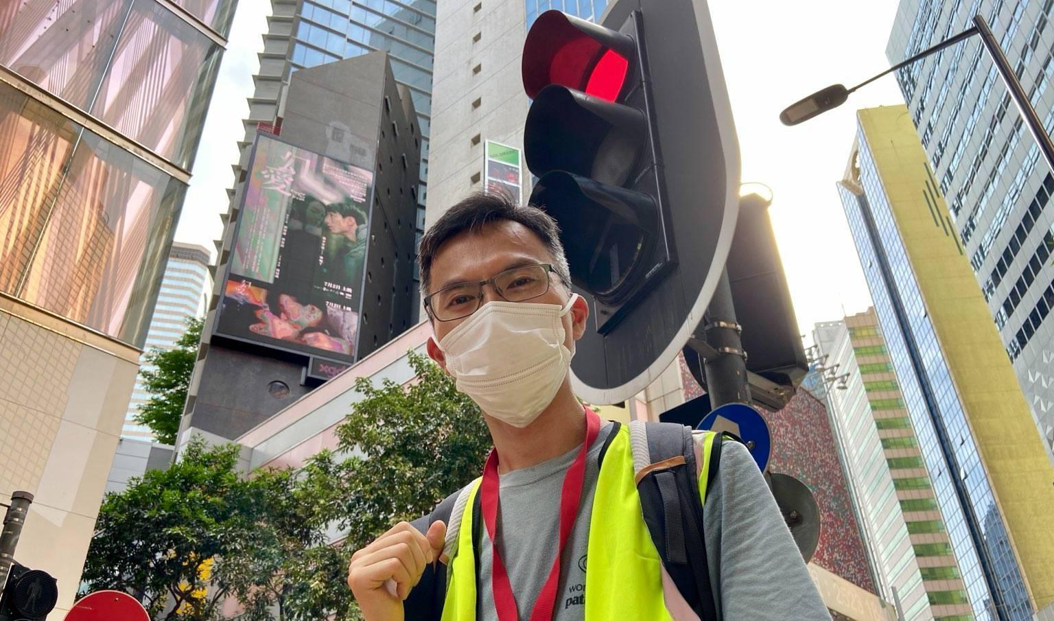 周冠威與執導電影《幻愛》香港街頭海報。(時代革命提供)