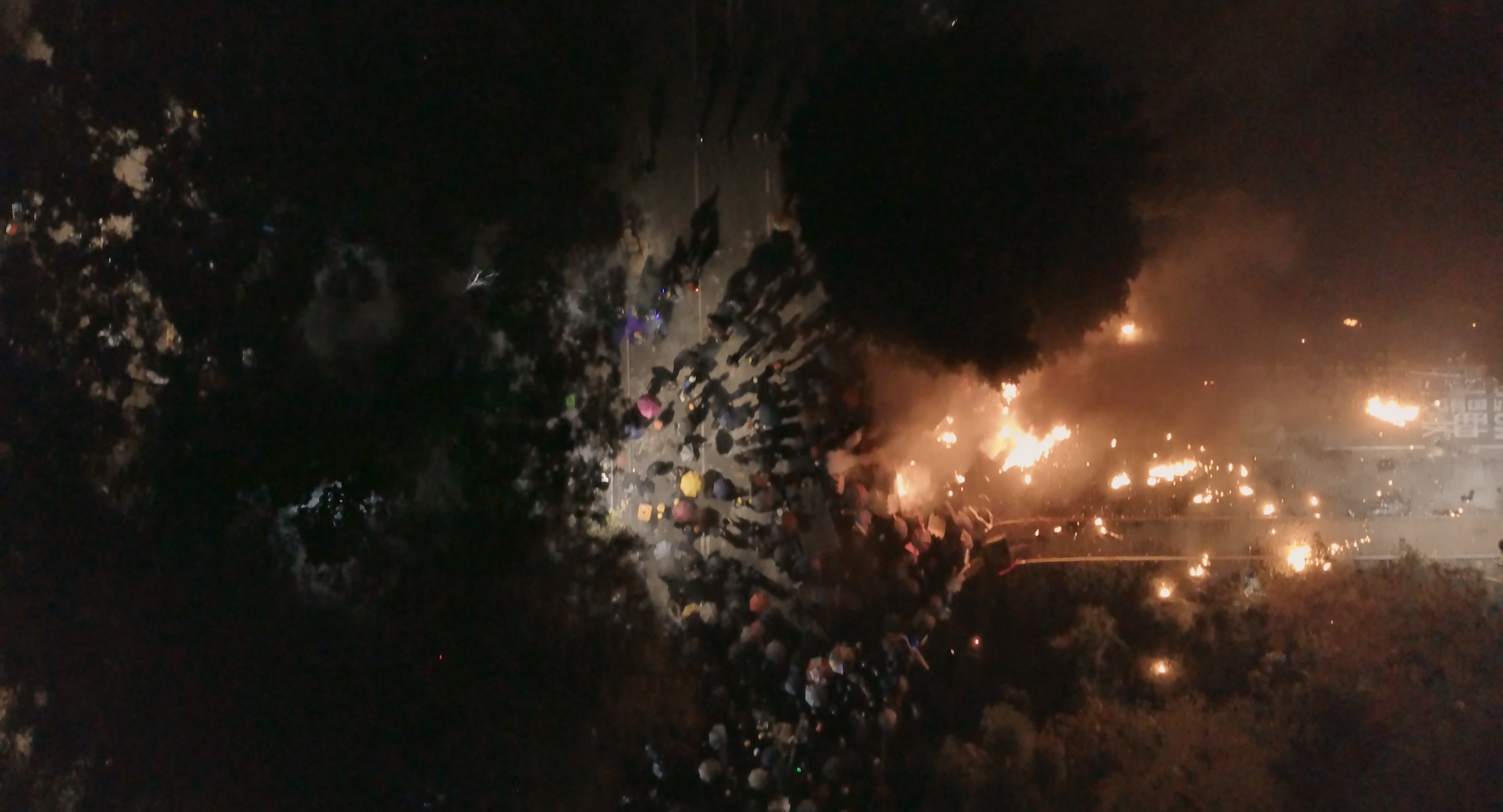 理大圍城當天，眾多香港市民試圖營救學校裡的學生。（時代革命提供）