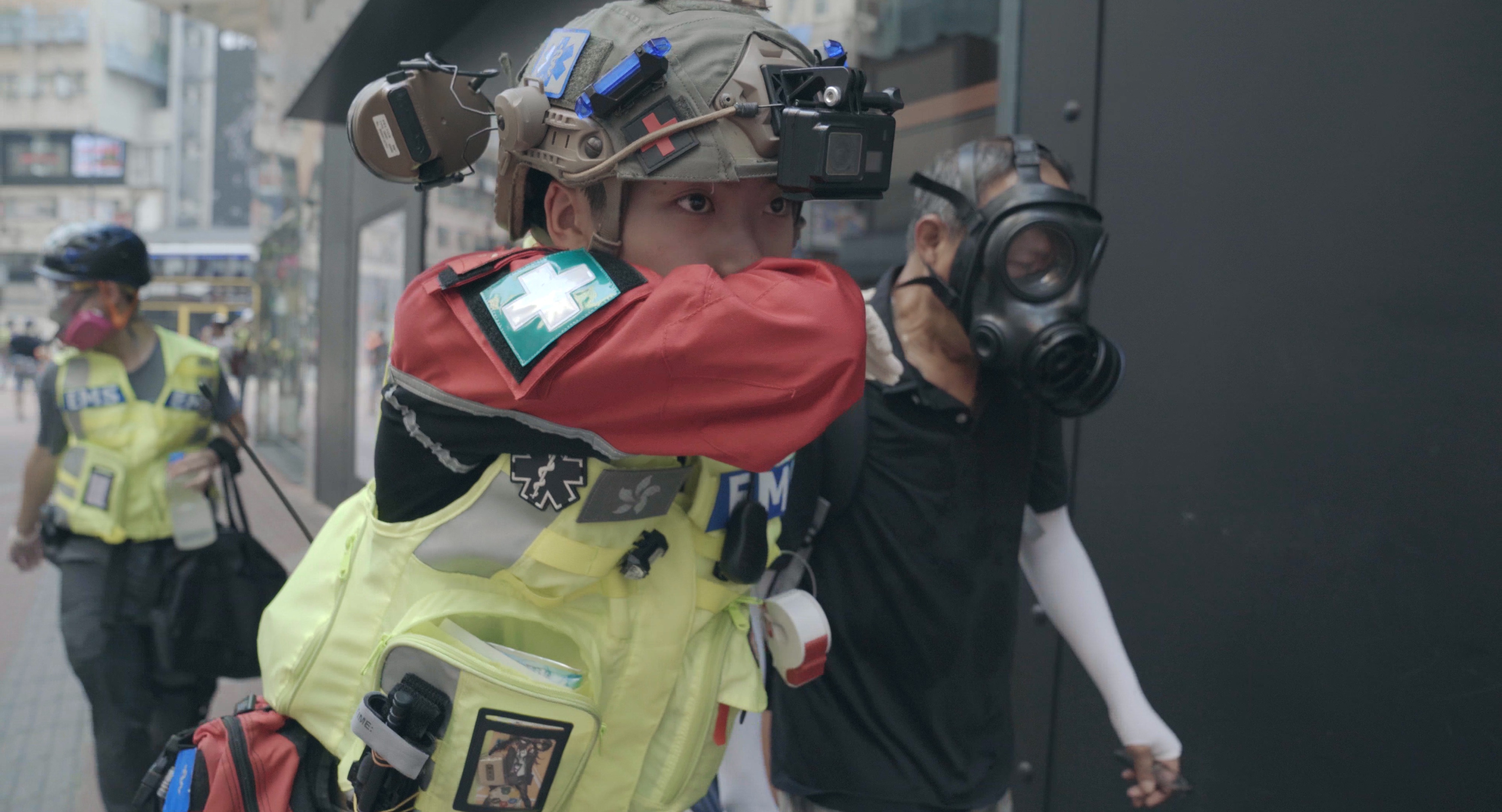 穿梭街頭擔任義務急救員的高中生，貢獻微小的力量爭取自由民主。（時代革命提供）