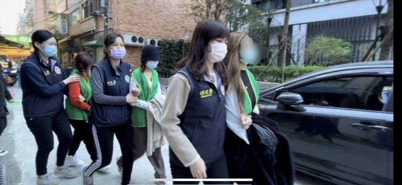 基隆市專勤隊查獲地下醫美診所主嫌陳女及相關外籍人士。（翻攝畫面）