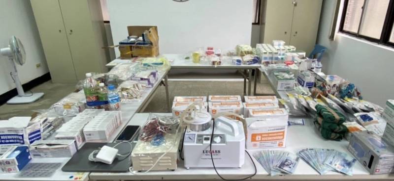 基隆市專勤隊查扣地下醫美診所手機、電腦、帳冊、管制藥品數百件、醫療用器材等證物。（翻攝畫面）