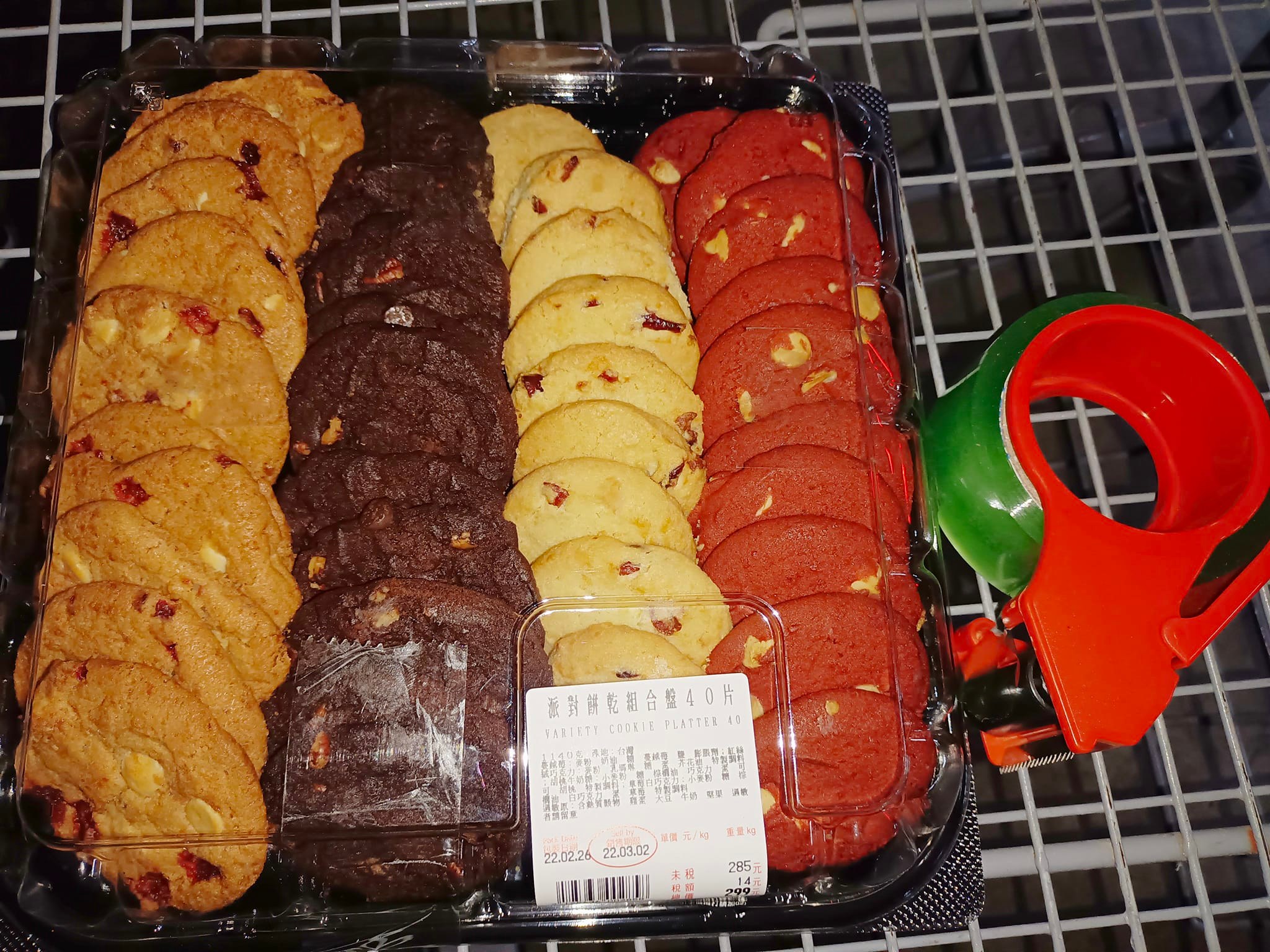 網友就分享自己到好市多都會自備寬膠帶,拿取食物時就立馬黏貼,防止食物「落跑」。(翻攝自臉書社團:Costco好市多 商品經驗老實說)