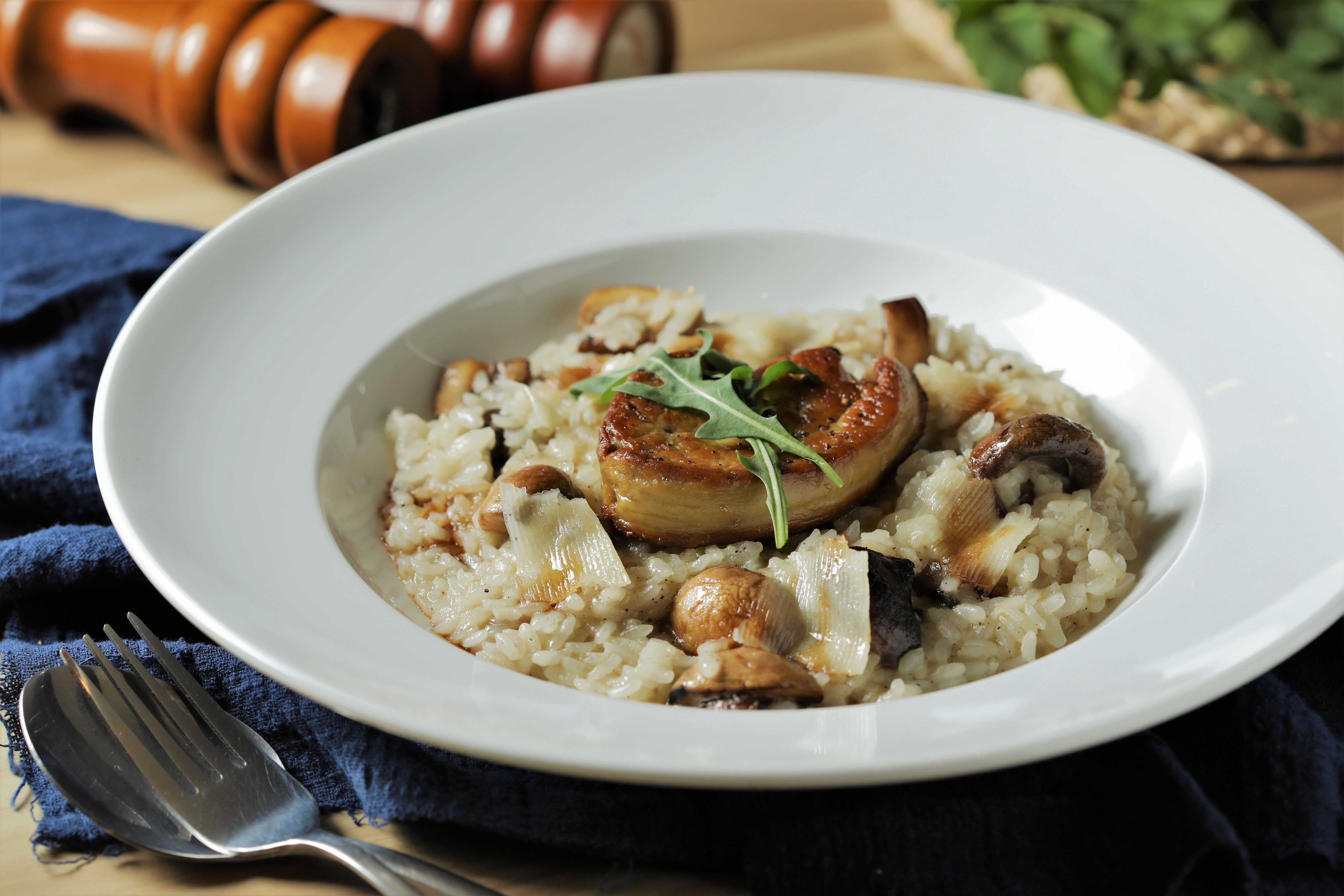 近乎入口即化的「嫩煎鴨肝燉飯」，值得被賦予空空賞。 其實並不難發現，姥義麵的Logo是一個老奶奶的極簡風標誌，正呼應著義大利文店名「老奶奶的家常義大利麵」（La Pasta Di Nonna）。