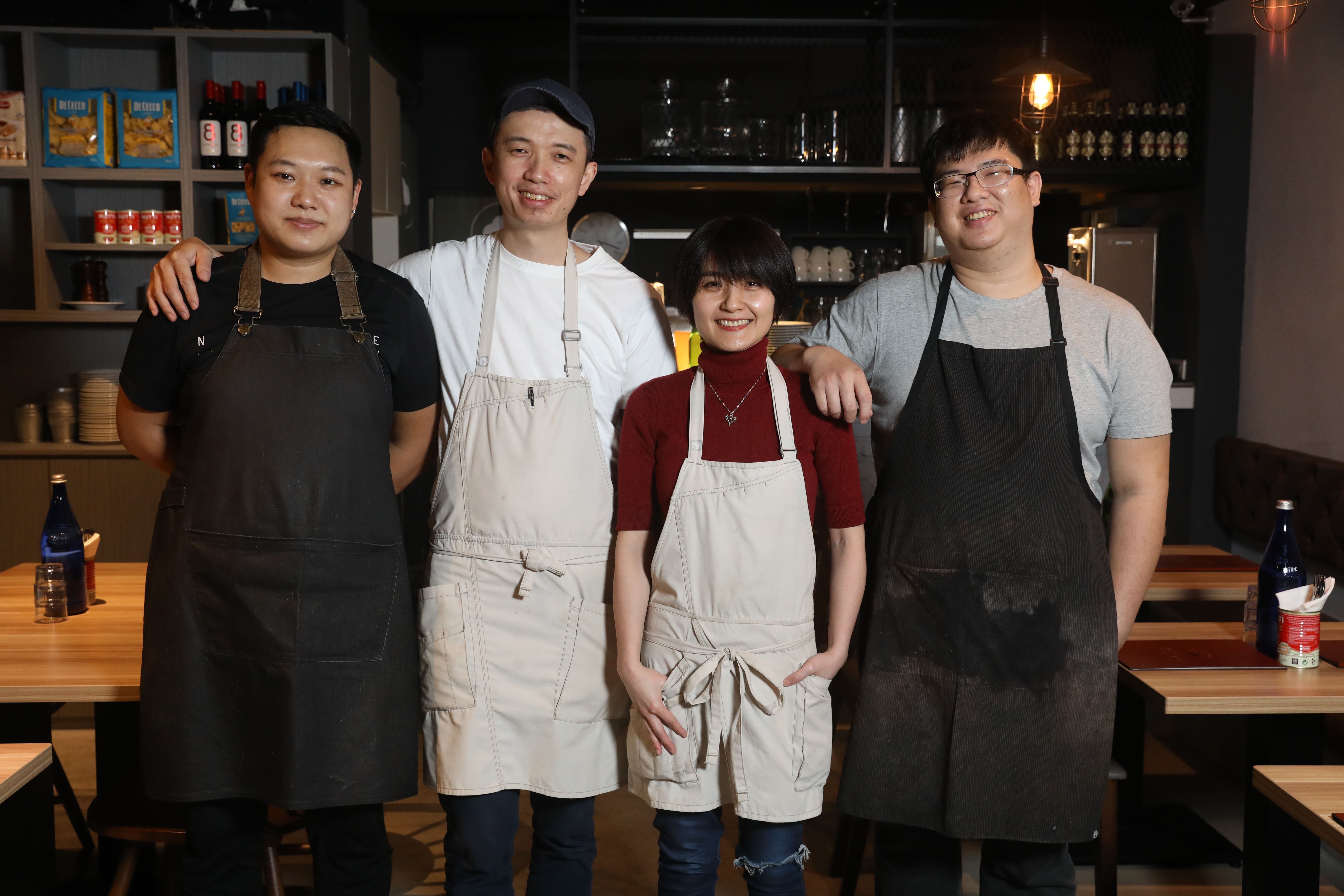 Sam（左二）與姥義麵的工作夥伴自開幕後一同撐過疫情最嚴峻時期，至今牢牢吸住不少忠實顧客。