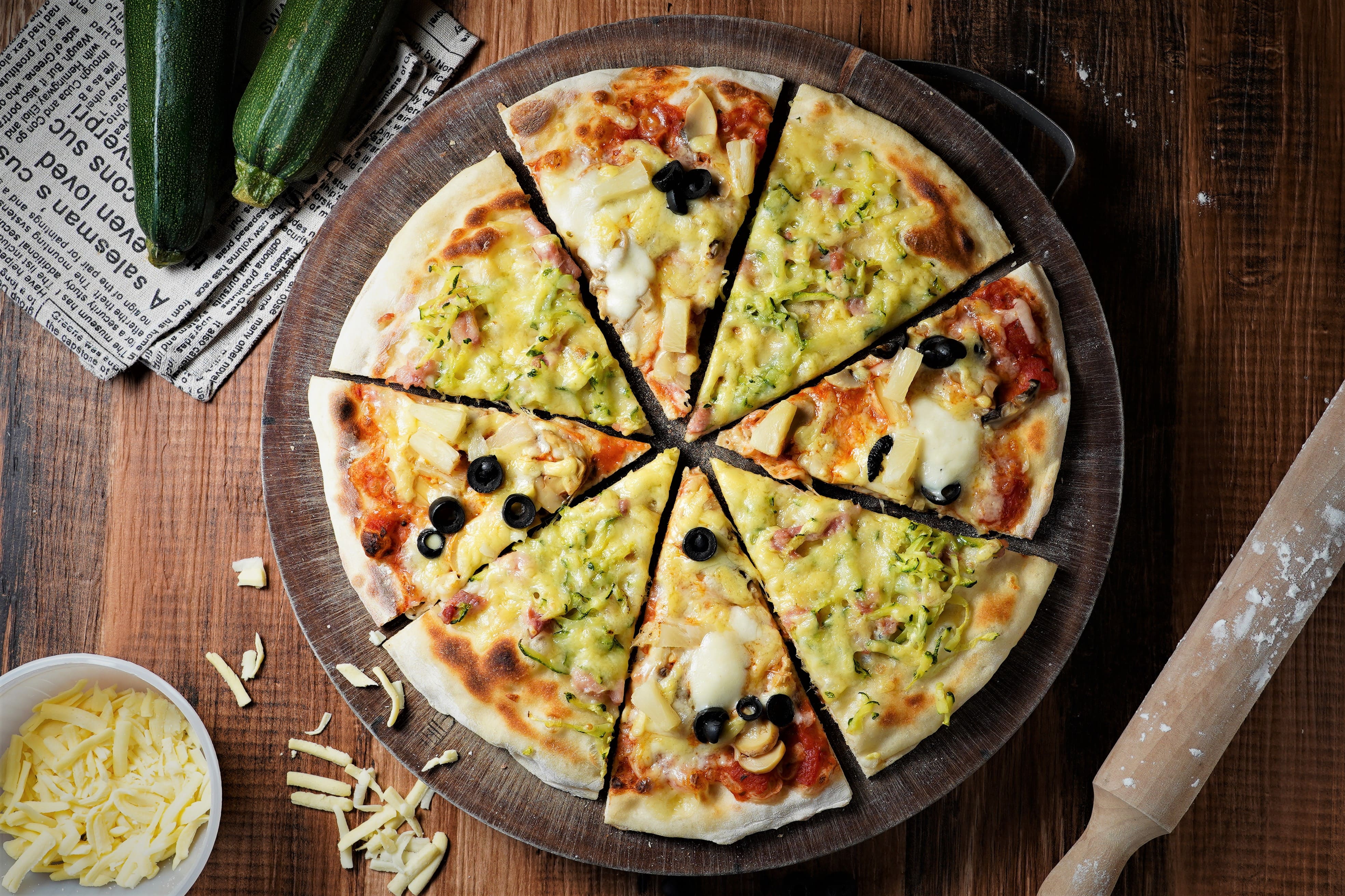 用電烤爐製作的披薩種類多元，好在可不同口味拼湊成整張，填補貪心的胃。