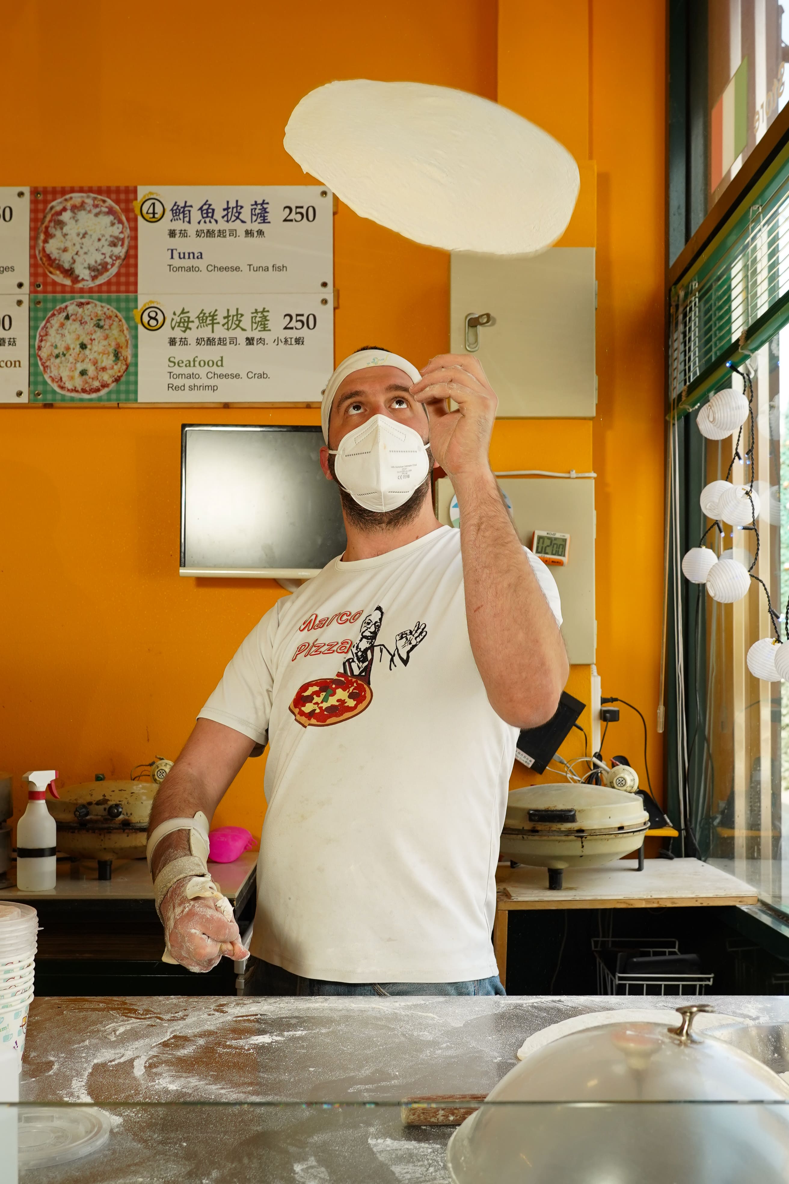 經典的甩披薩餅皮在店內就可以近距離看到。
