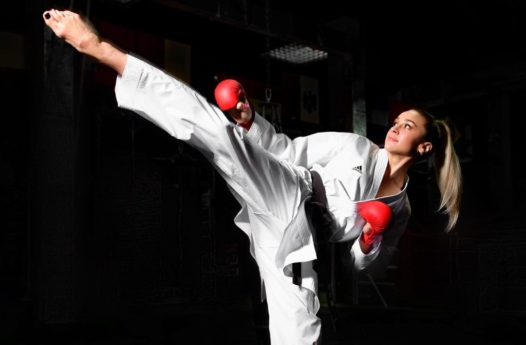 烏克蘭空手道女神塔莉歐卡近日在IG上持續更新動態，卻收到不少酸民替俄軍護航的言論。（翻攝自anzhelika_terliuga推特）