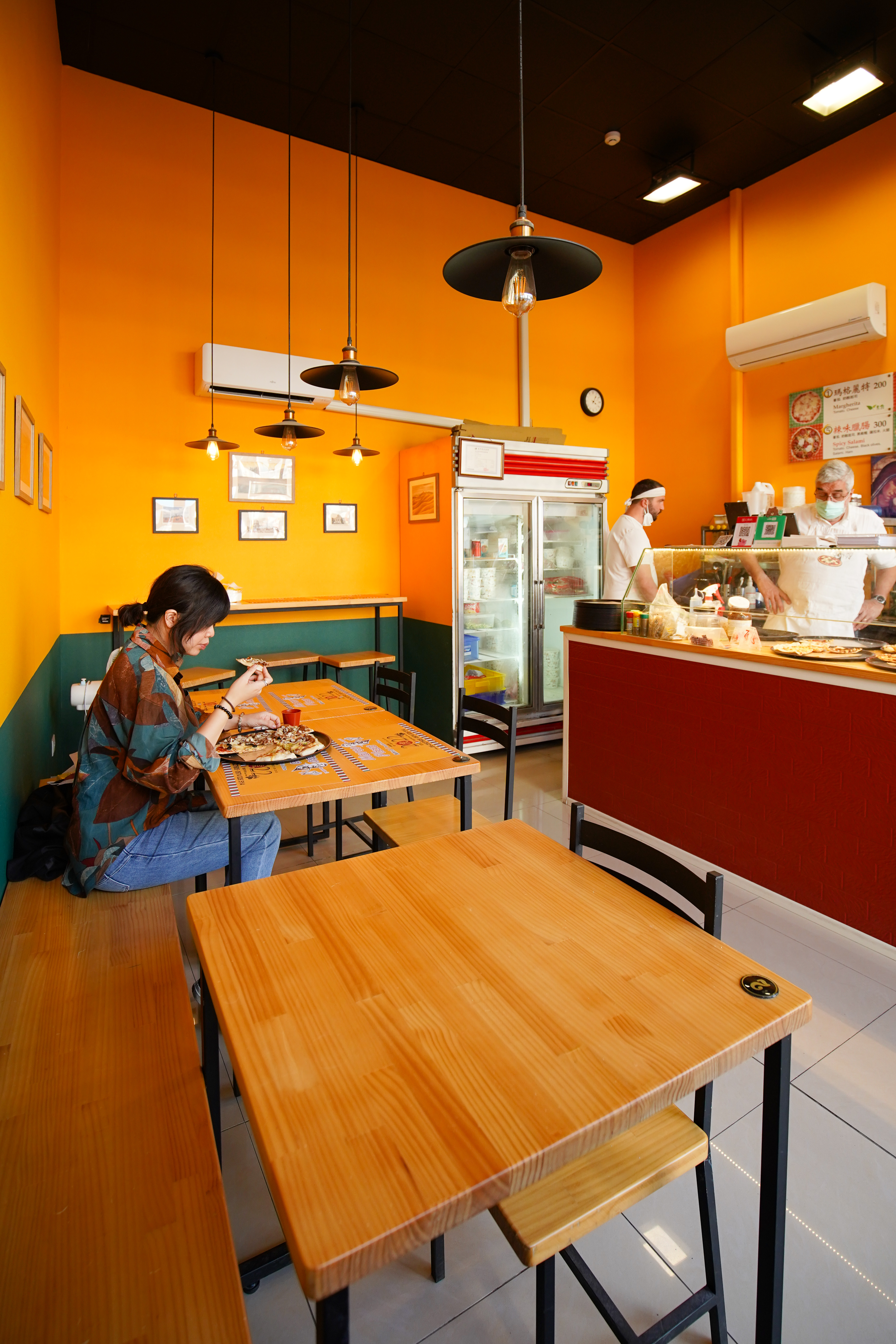 如果不急著回家，「Marco Pizza Jacob's Store」是個適合待一下午，享受美食與氣氛的地方。
