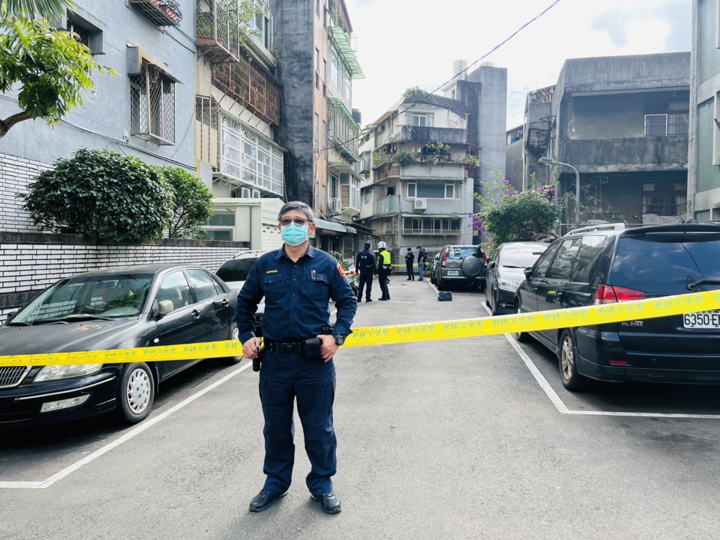 呂男遭砍多刀，傷重不治，警方封鎖現場調查。（警方提供）　