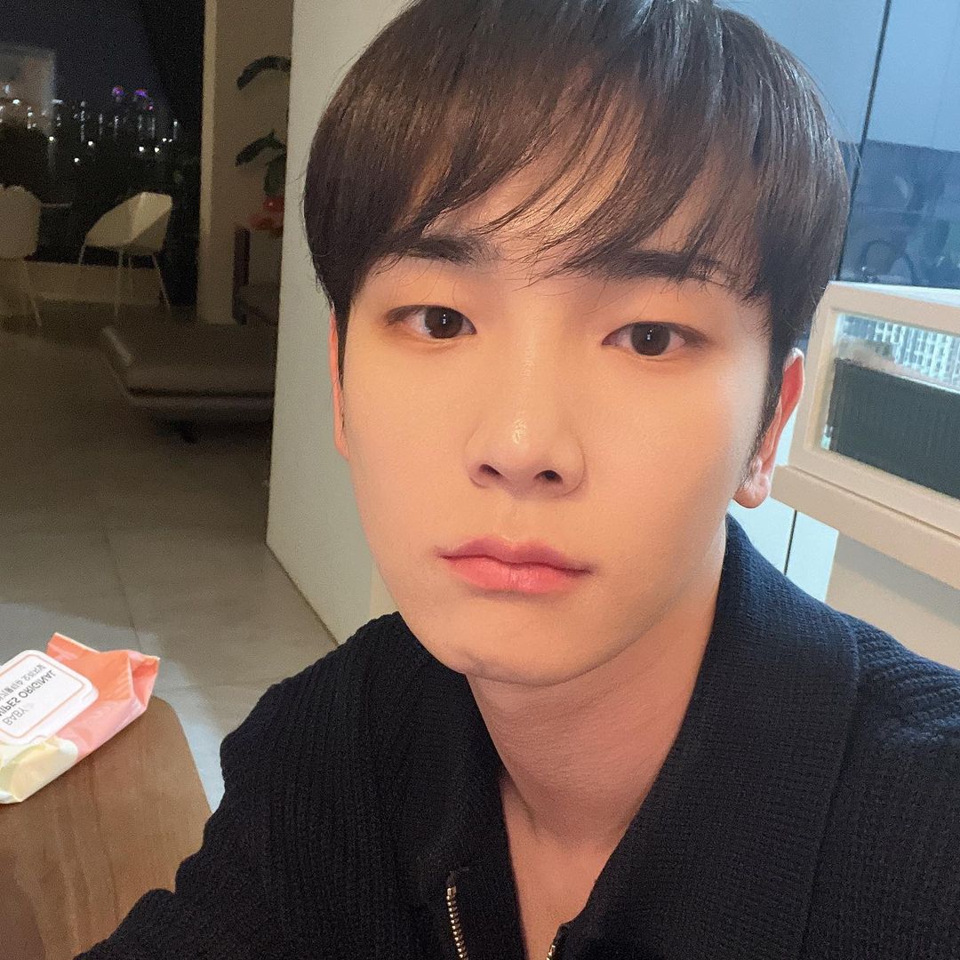 SHINee成員KEY今確診新冠肺炎,已中斷工作在家隔離。(翻攝自KEY IG)