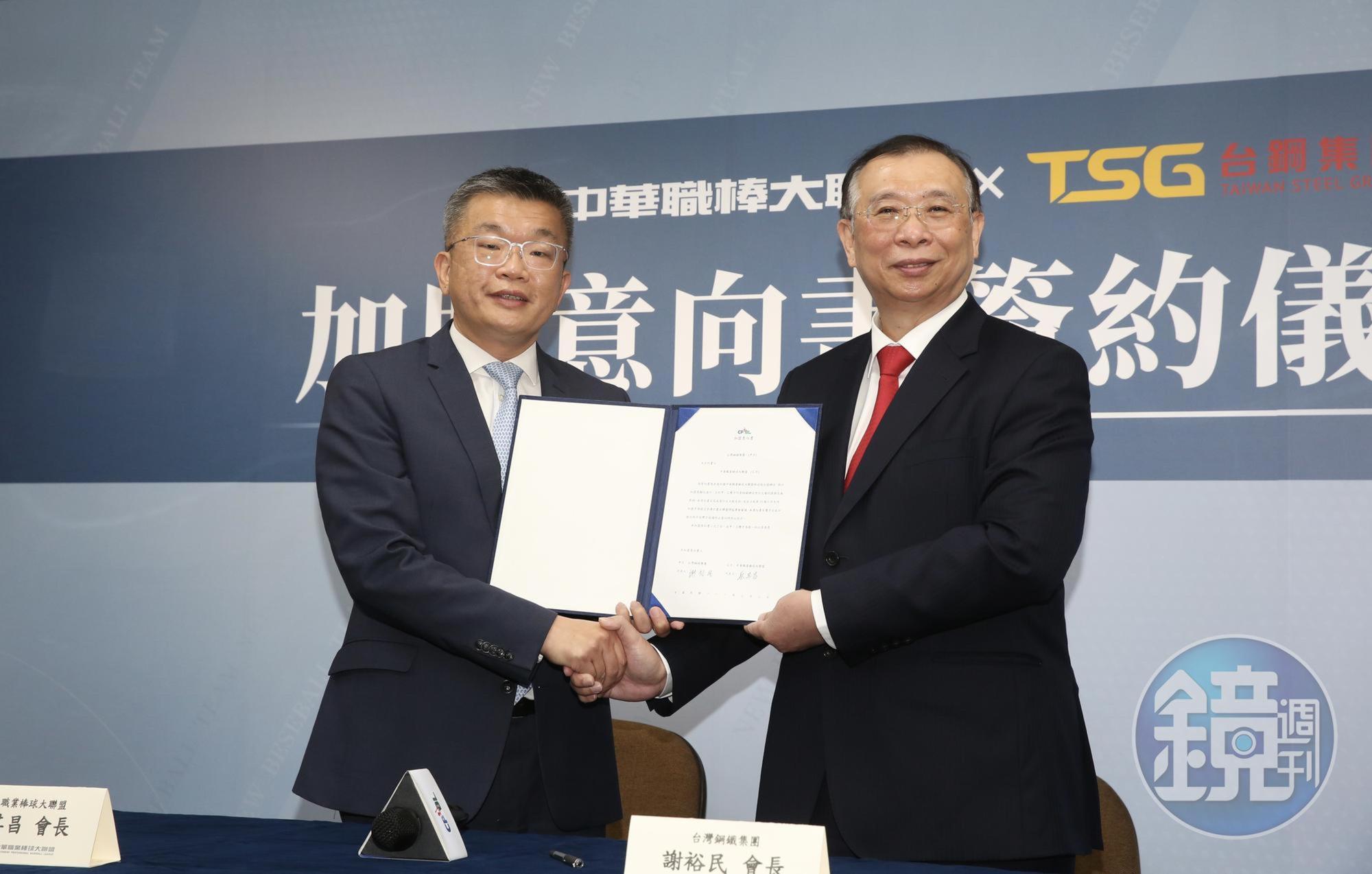 台鋼會長謝裕民(右)遞交加盟中華職棒意向書,左為蔡其昌。
