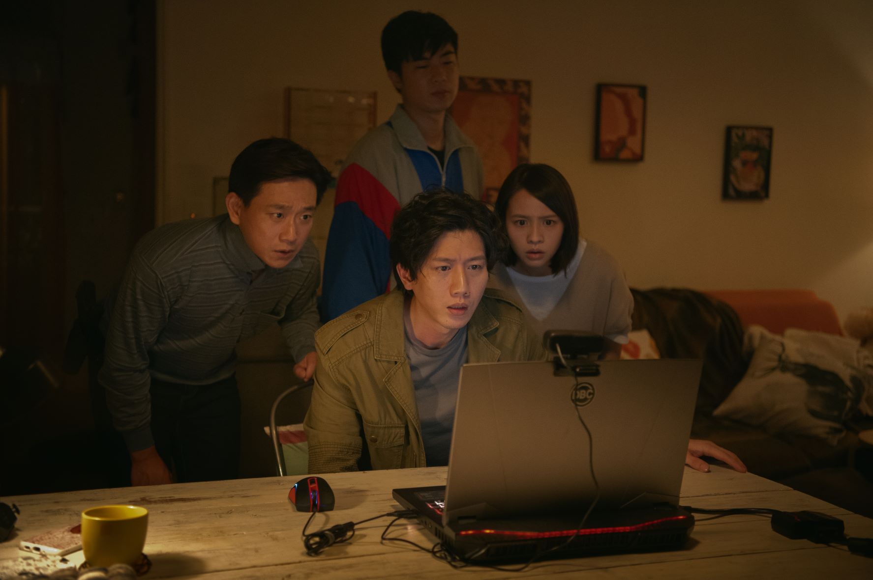 《該死的阿修羅》演員陣容堅強，莫子儀（前排中）與黃姵嘉（前排右）與導演樓一安合作過，藉此嘗試更多元的角色樣貌。 （希望行銷提供）