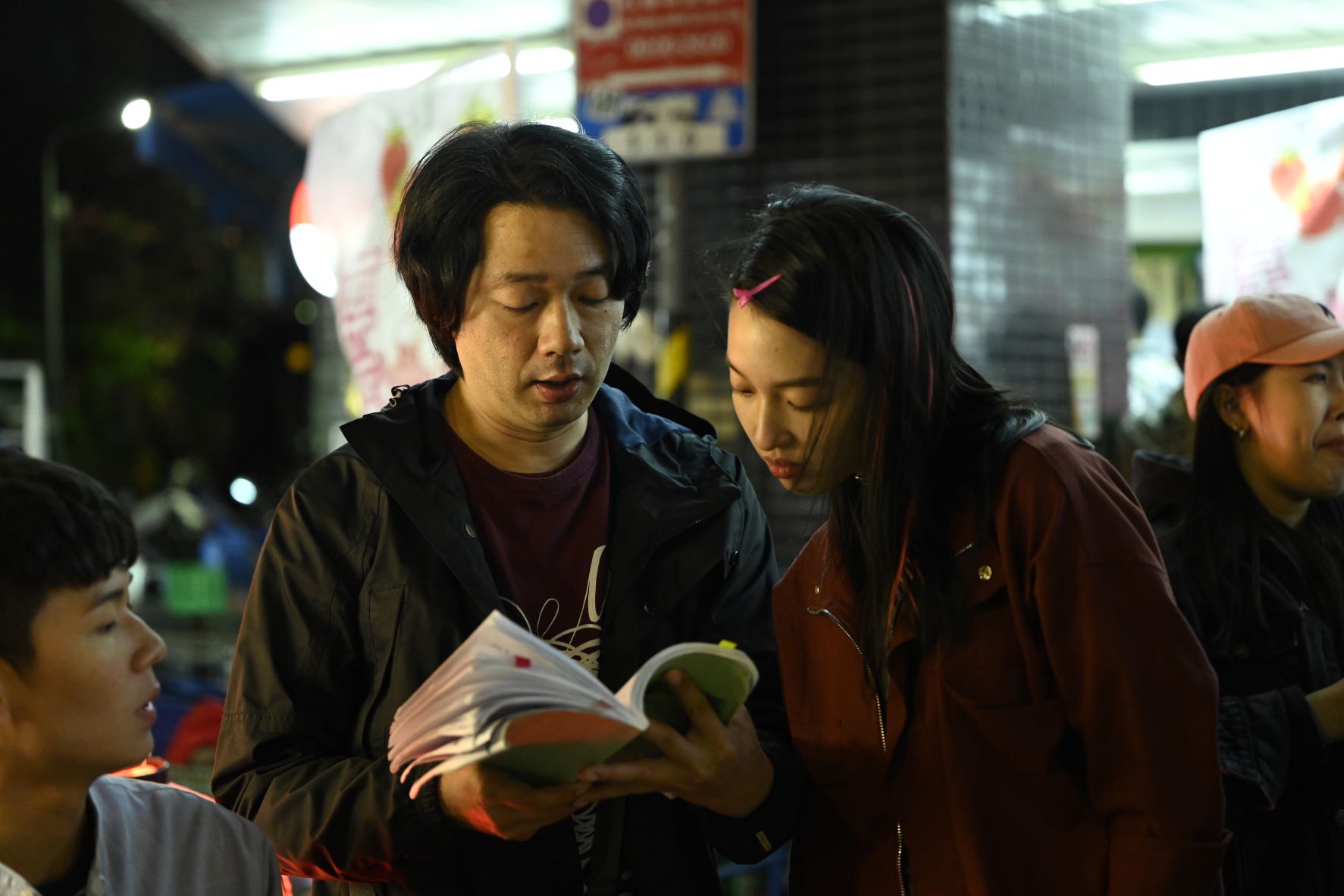 王渝萱（右） 對角色很有想法，會提出意見與樓一安（右二）討論。（希望行銷提供）