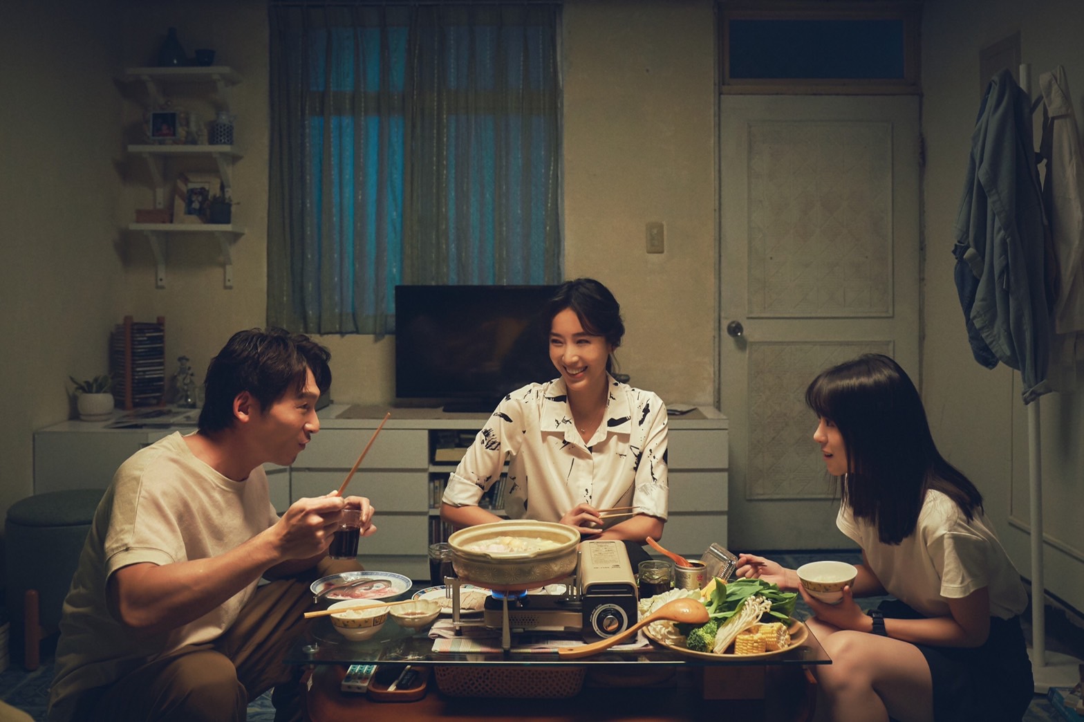 項婕如（右）飾演隋棠（中）、温昇豪（左）女兒，是劇情中好幾條故事線的交集關鍵角色。（TVBS提供）