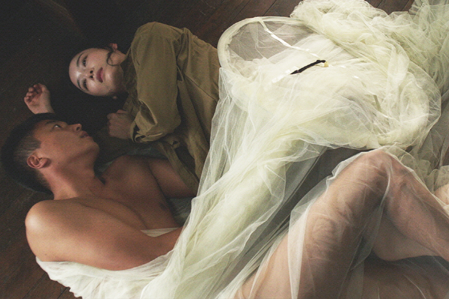 延玗臻（左）與智眼主演的電影《為人民服務》挑戰大銀幕尺度，兩人在片中有激情床戲。（車庫娛樂提供）