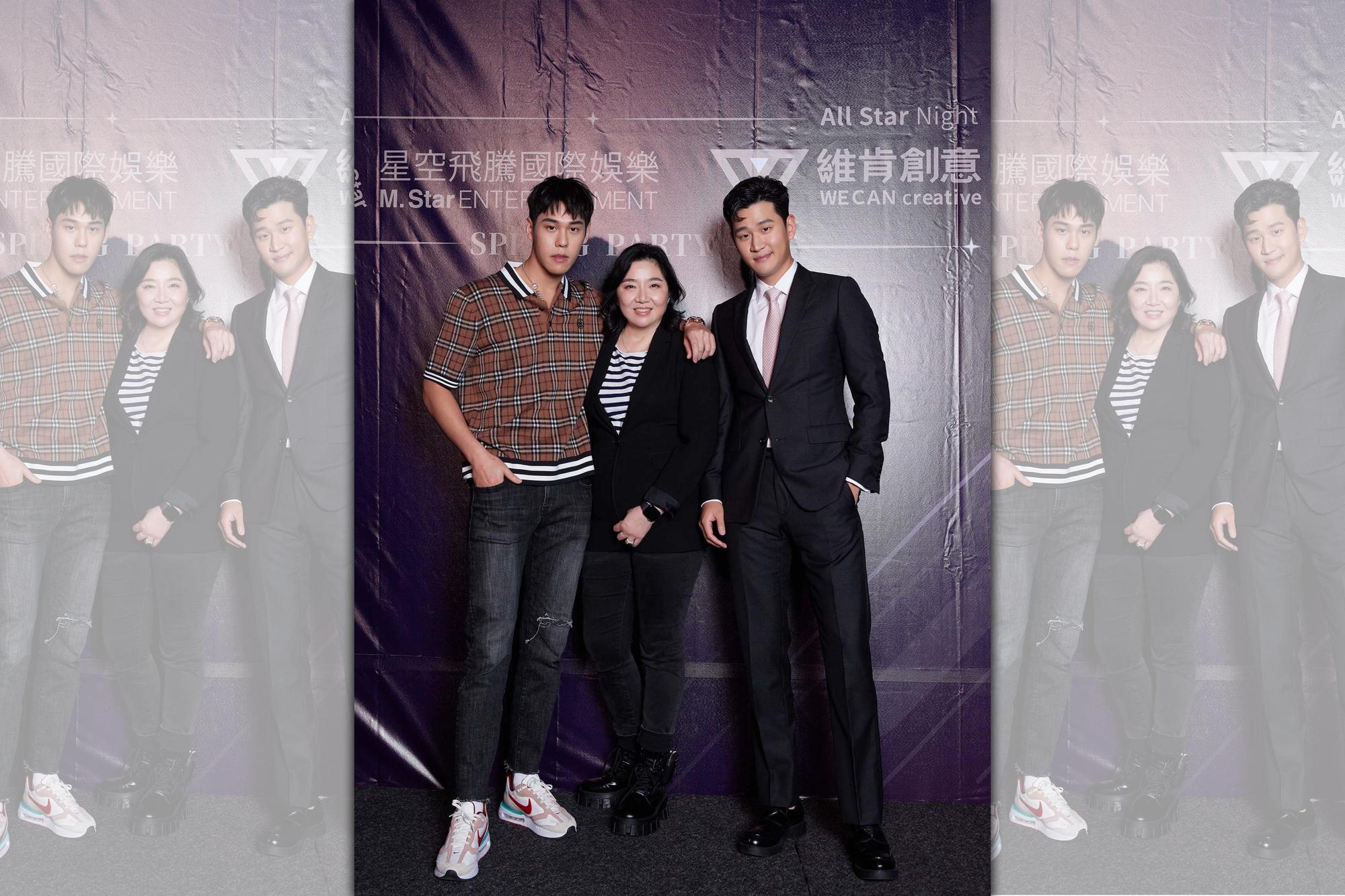 周興哲（Eric）與哥哥周予天（Alex）一起出席公司春酒，（中）為老闆羅維君。（星空飛騰提供）